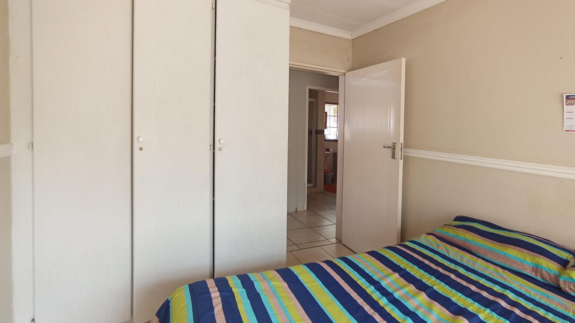 Bed Room 1 - 11 square meters of property in Amandasig