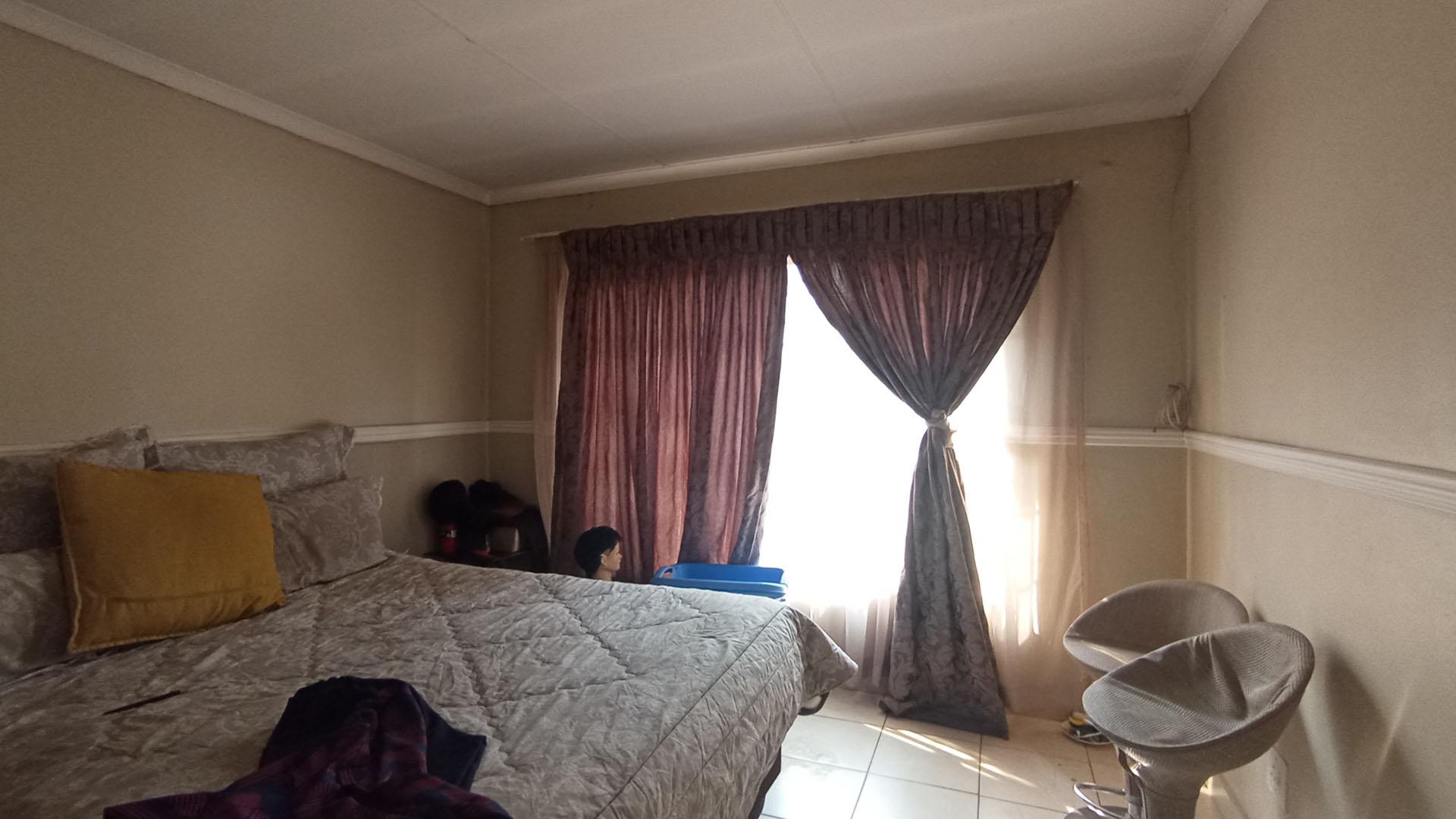 Bed Room 2 - 15 square meters of property in Amandasig