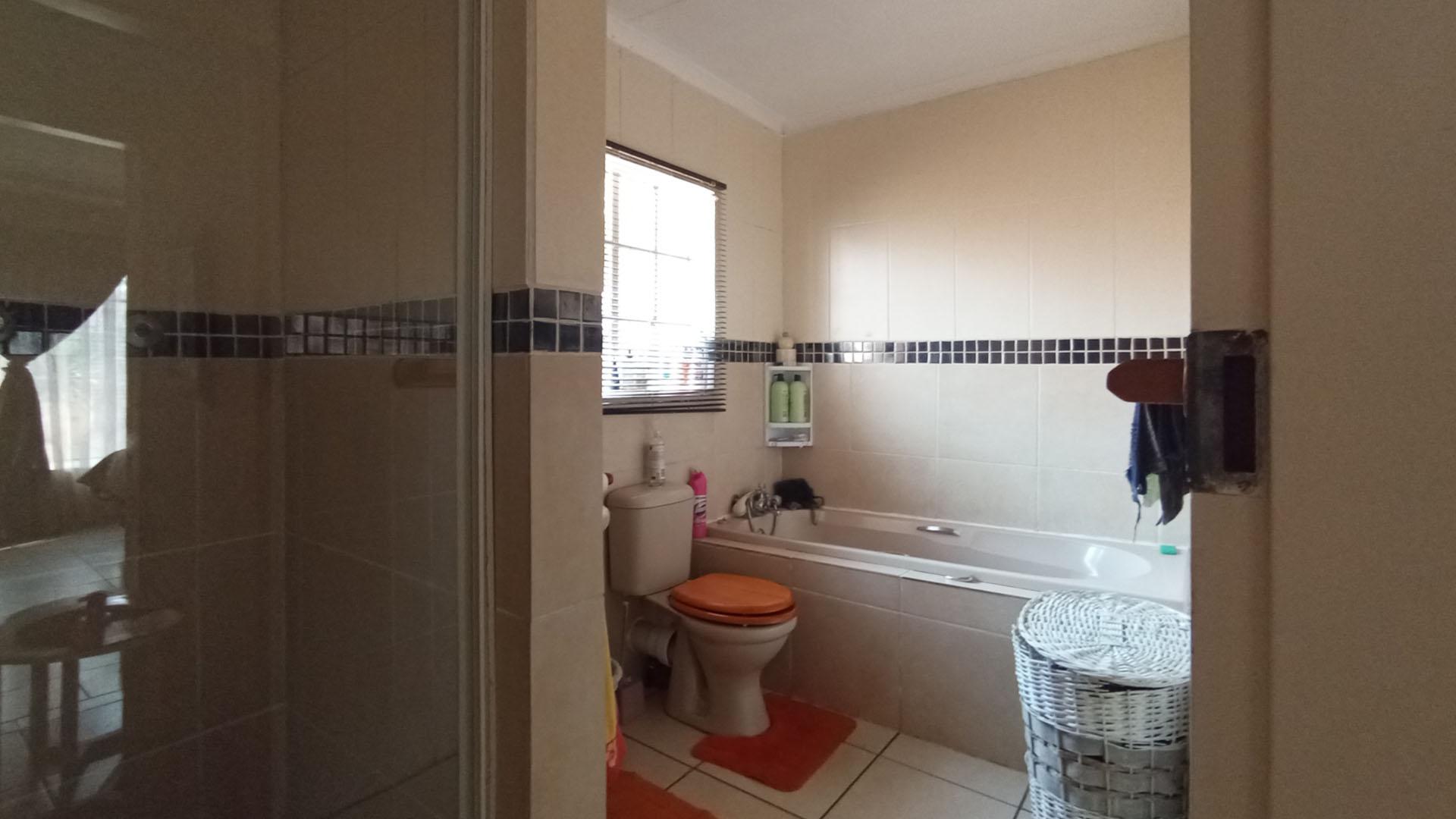 Bathroom 1 - 7 square meters of property in Amandasig