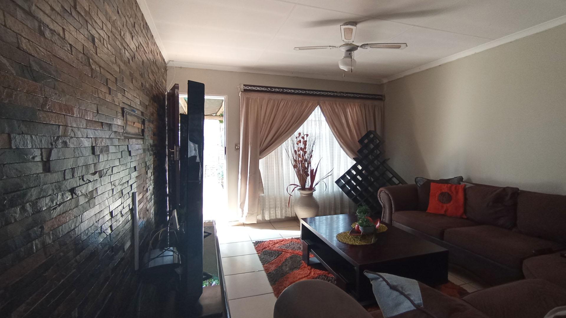 Lounges - 15 square meters of property in Amandasig