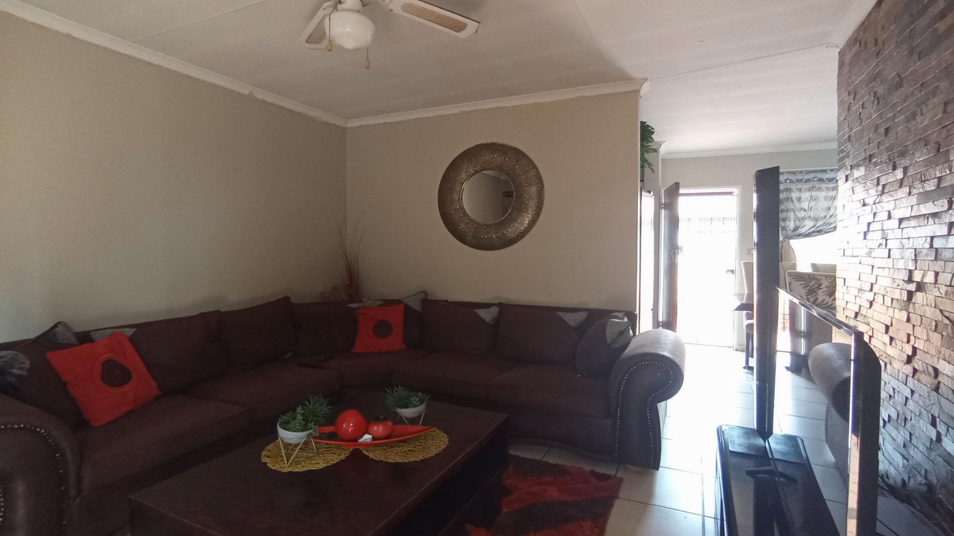 Lounges - 15 square meters of property in Amandasig