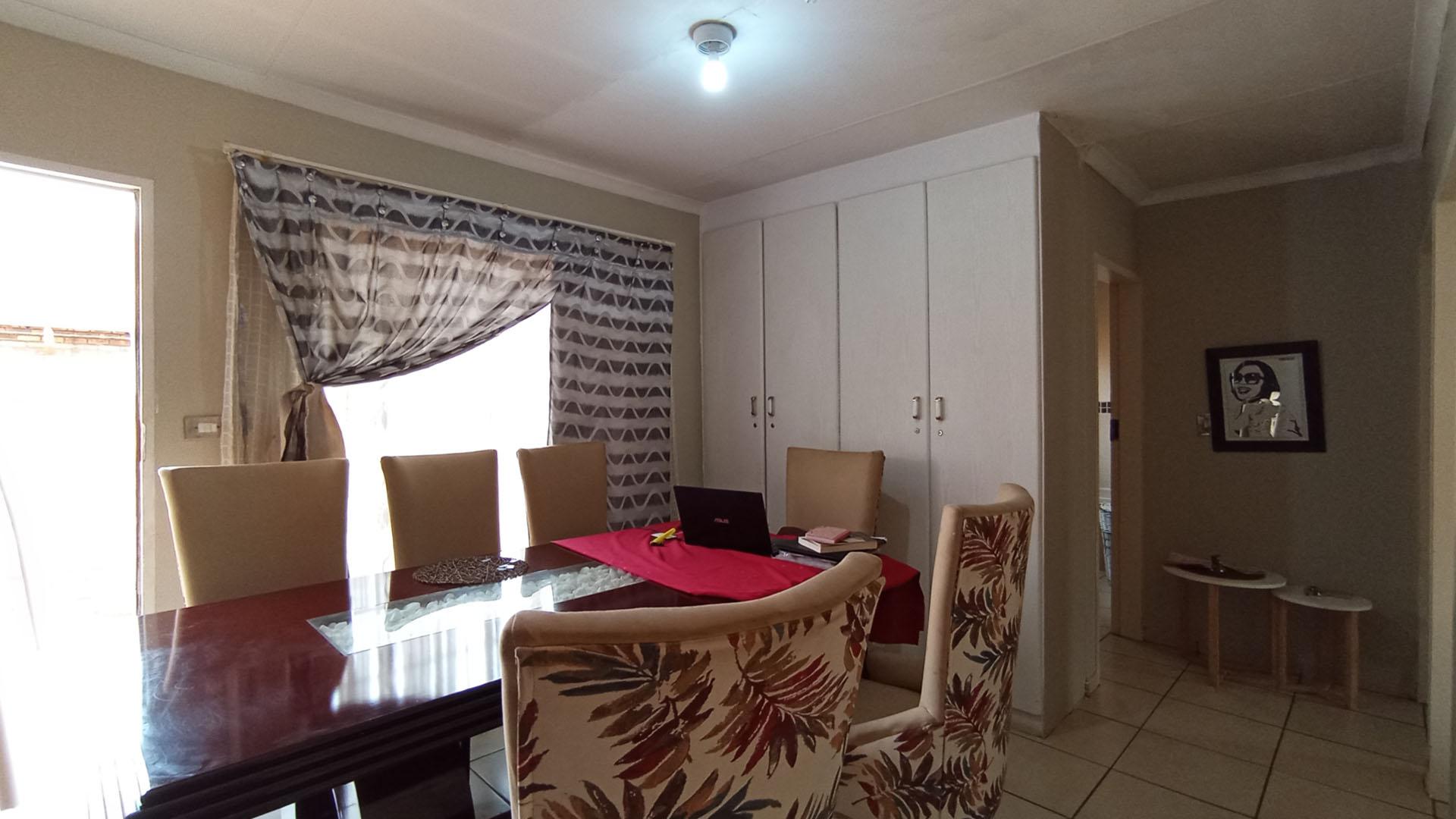 Dining Room - 14 square meters of property in Amandasig