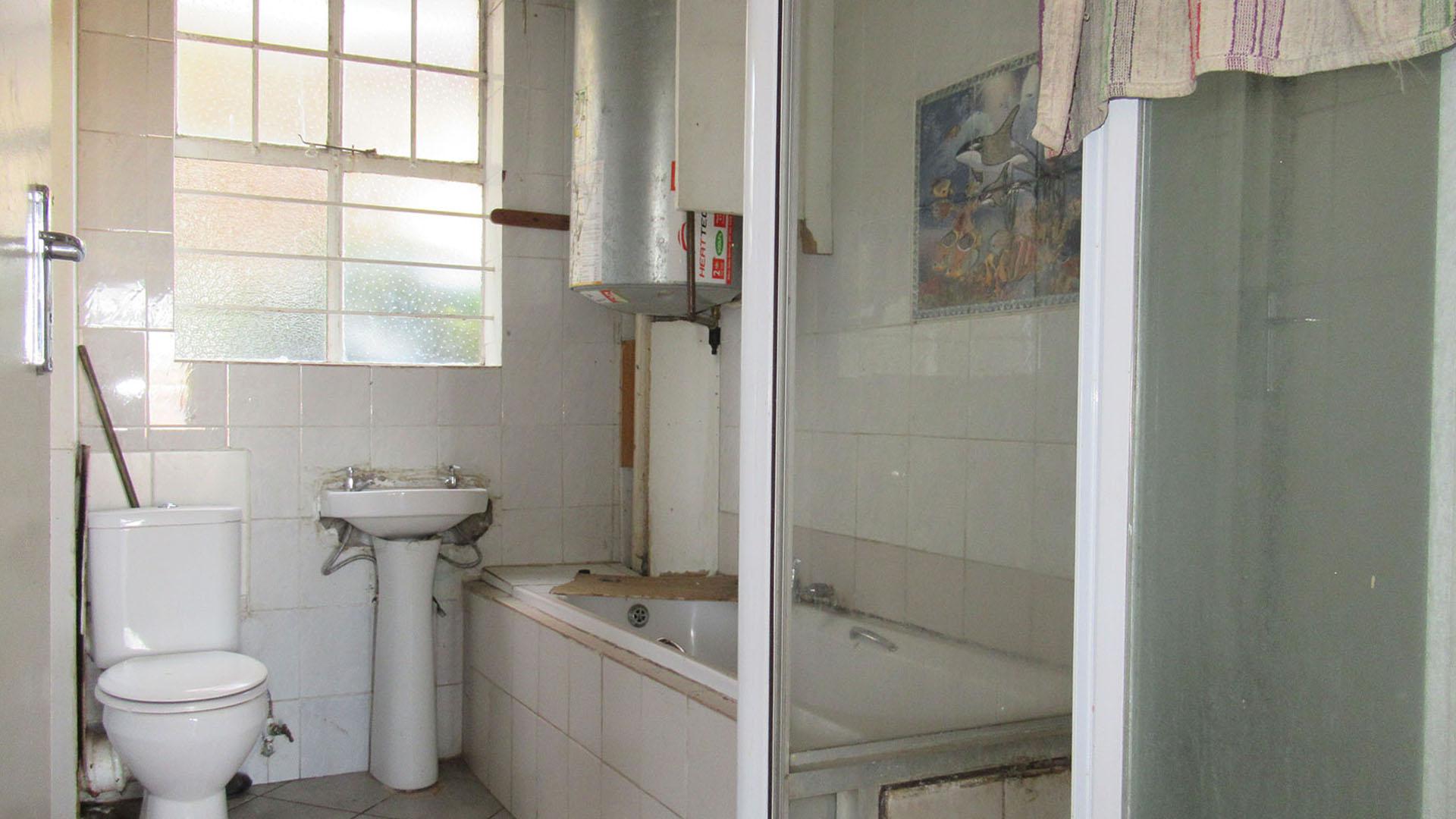 Bathroom 1 - 7 square meters of property in Florida