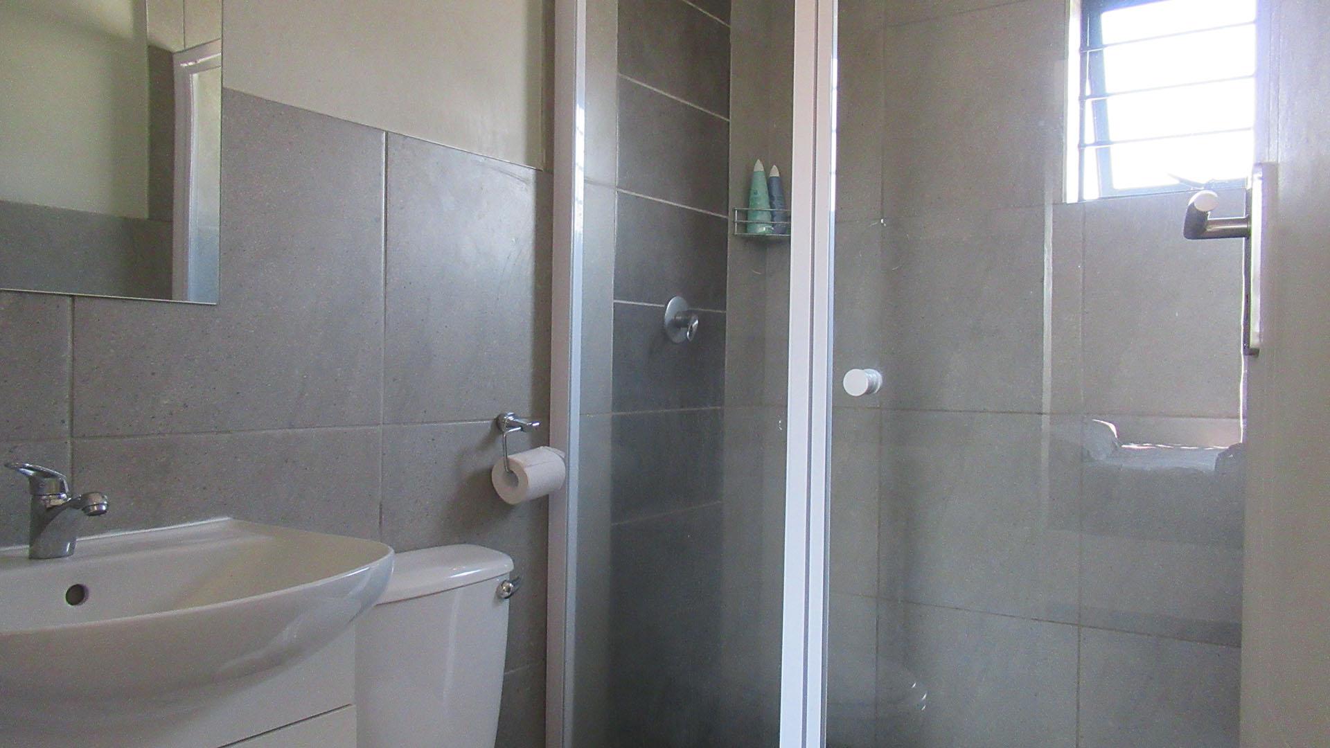 Main Bathroom - 5 square meters of property in Mindalore