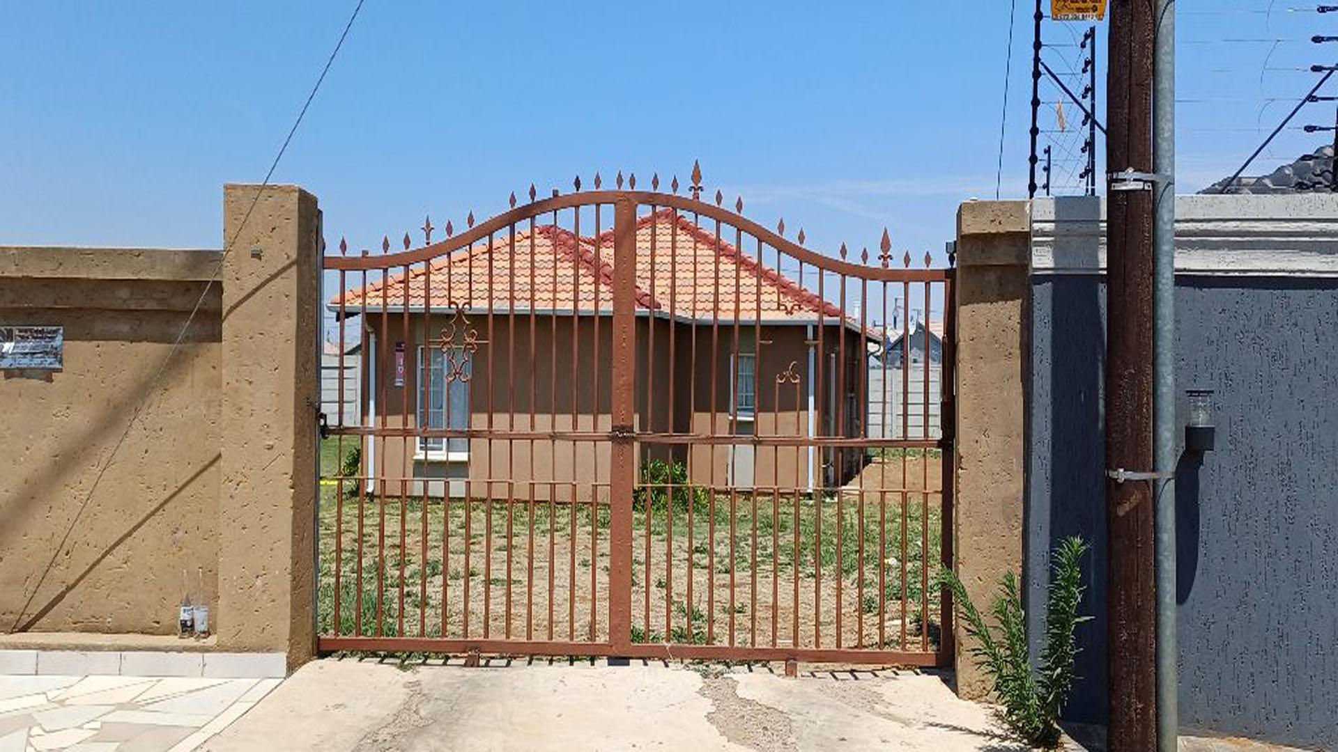 Front View of property in Savanna City