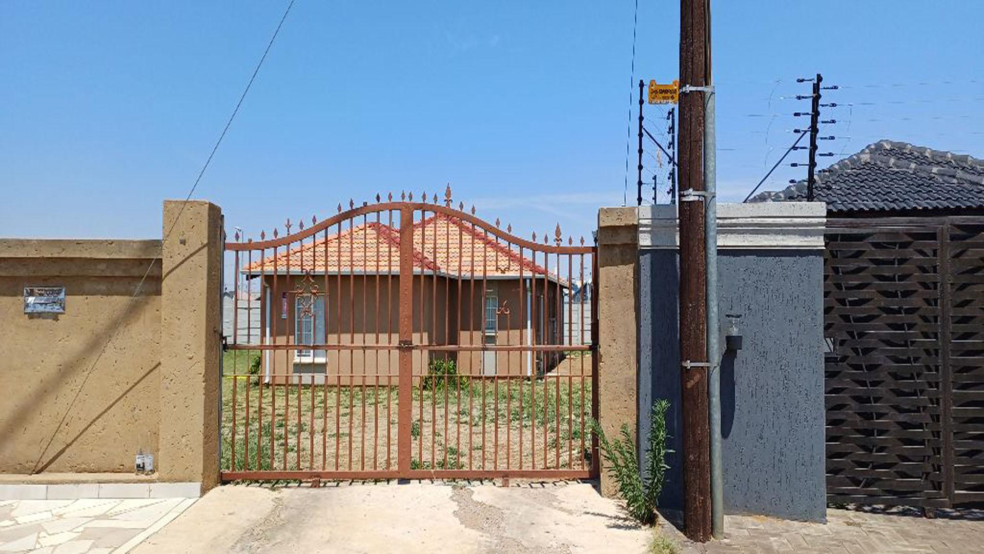Front View of property in Savanna City