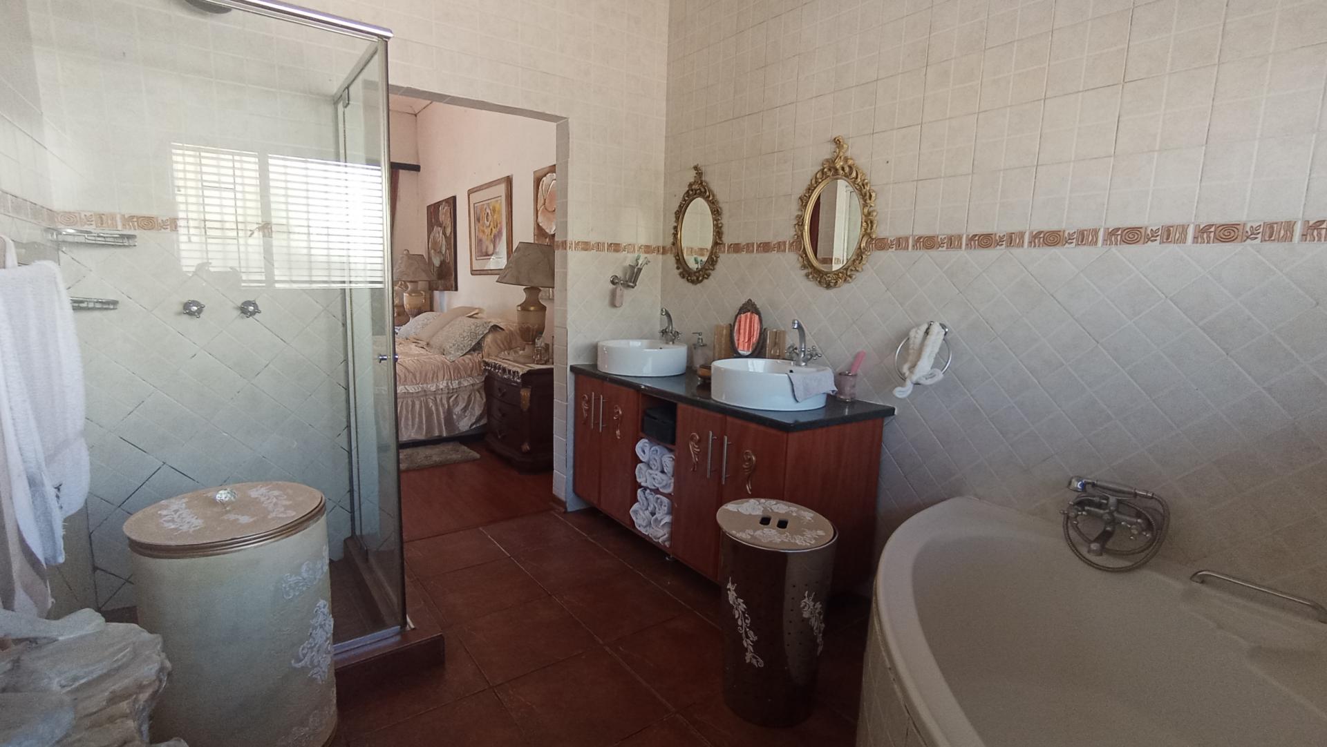Main Bathroom - 10 square meters of property in Erasmuskloof