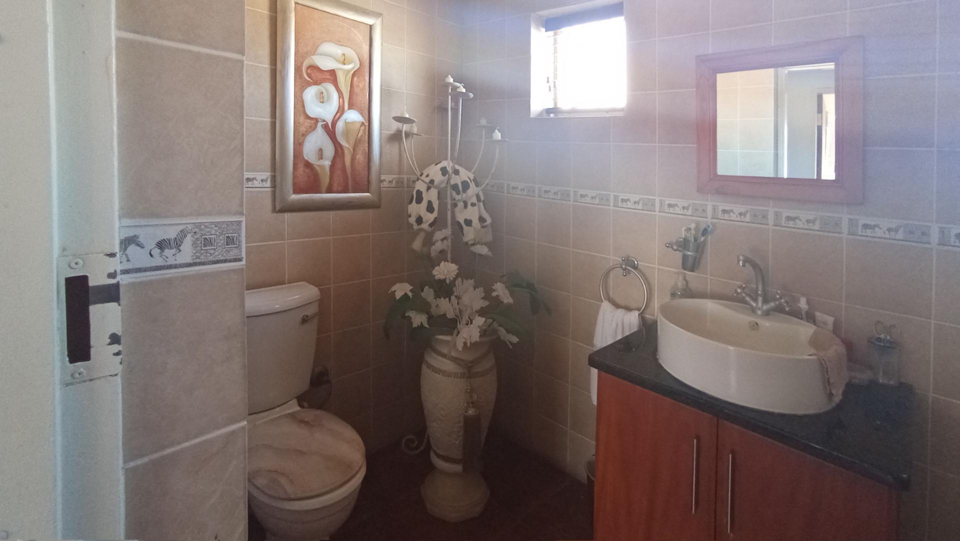 Bathroom 3+ - 11 square meters of property in Erasmuskloof