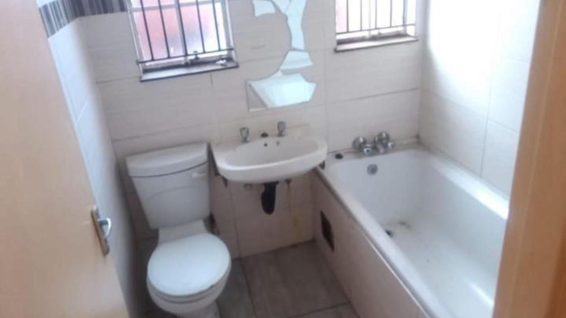 Bathroom 1 of property in Jeppestown