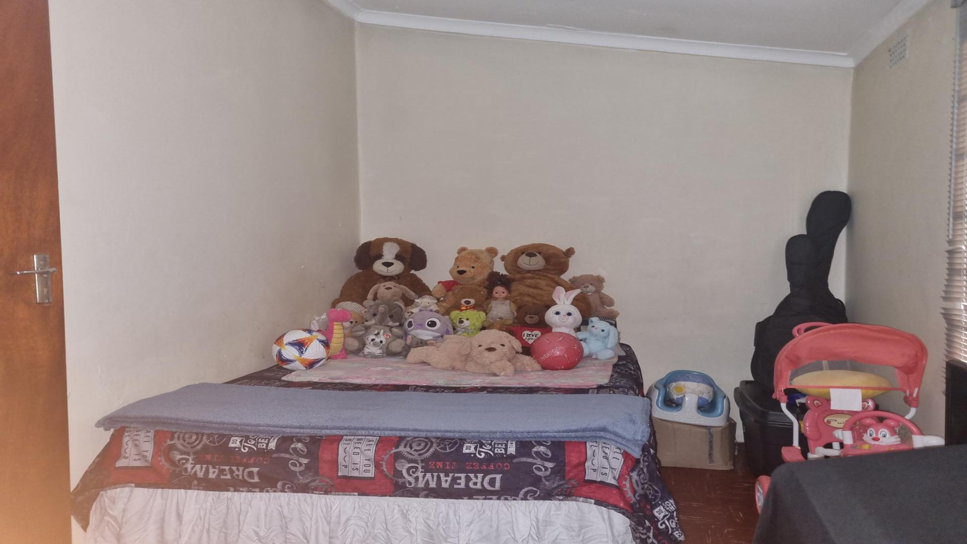 Bed Room 1 of property in Bombay Heights