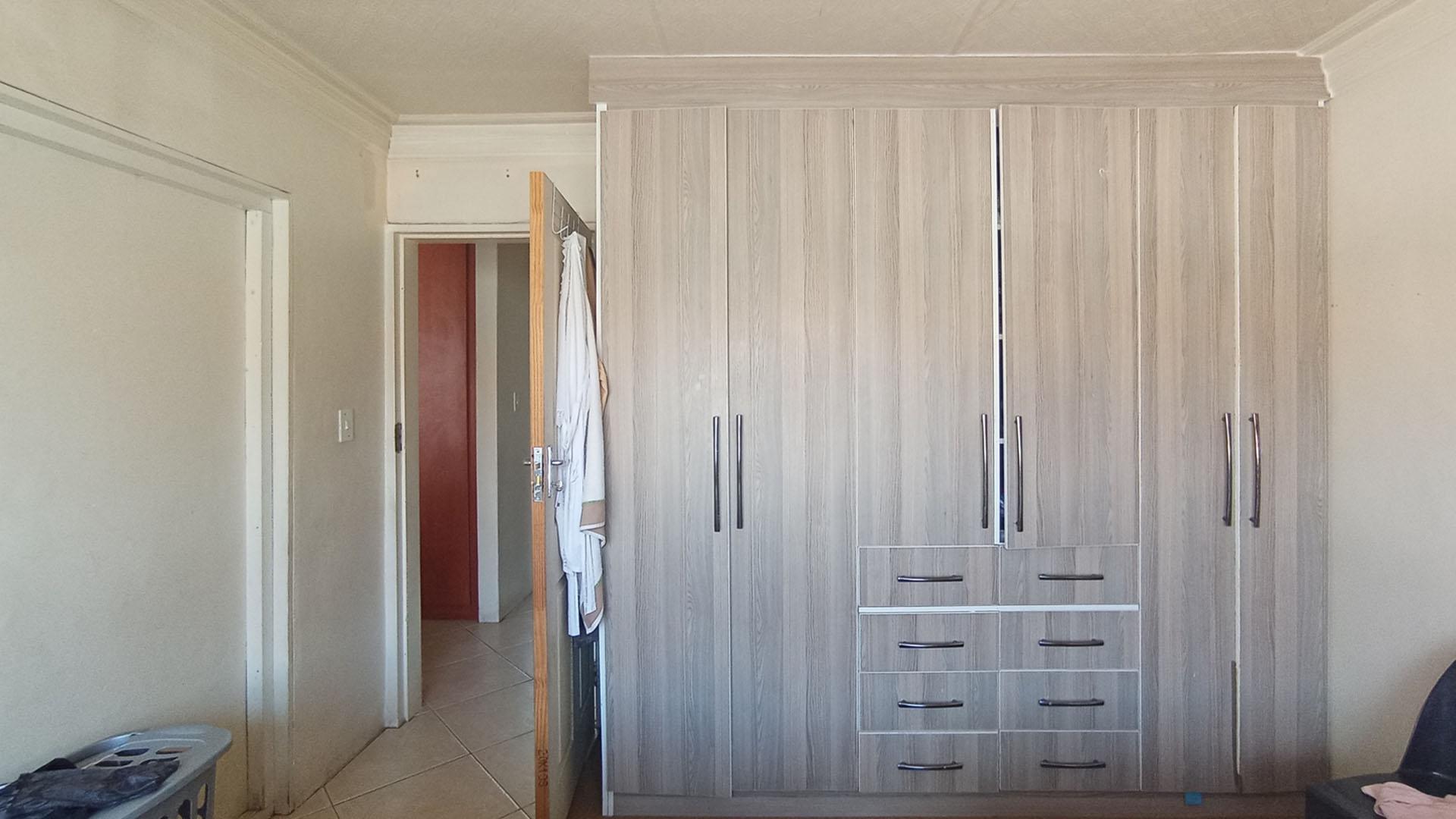 Bed Room 1 - 14 square meters of property in Die Hoewes