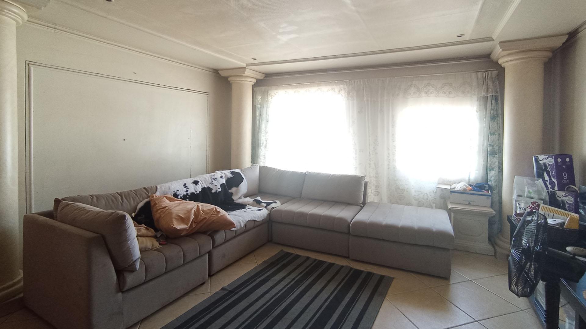 Lounges - 25 square meters of property in Die Hoewes