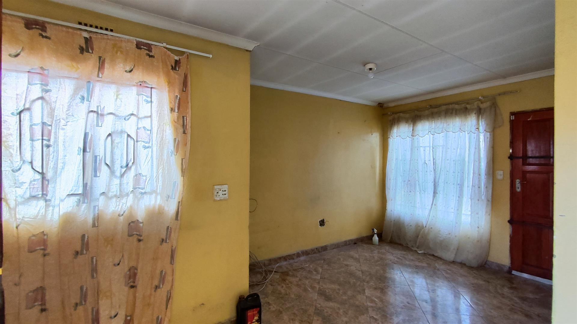 Lounges - 10 square meters of property in Birch Acres