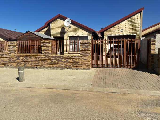 4 Bedroom House for Sale For Sale in Rabie Ridge - MR641490