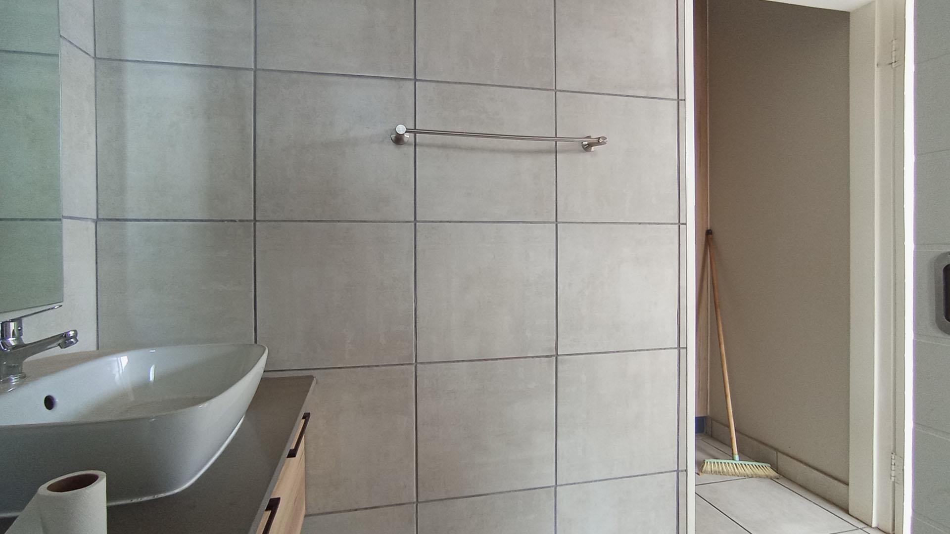 Main Bathroom - 5 square meters of property in Montana