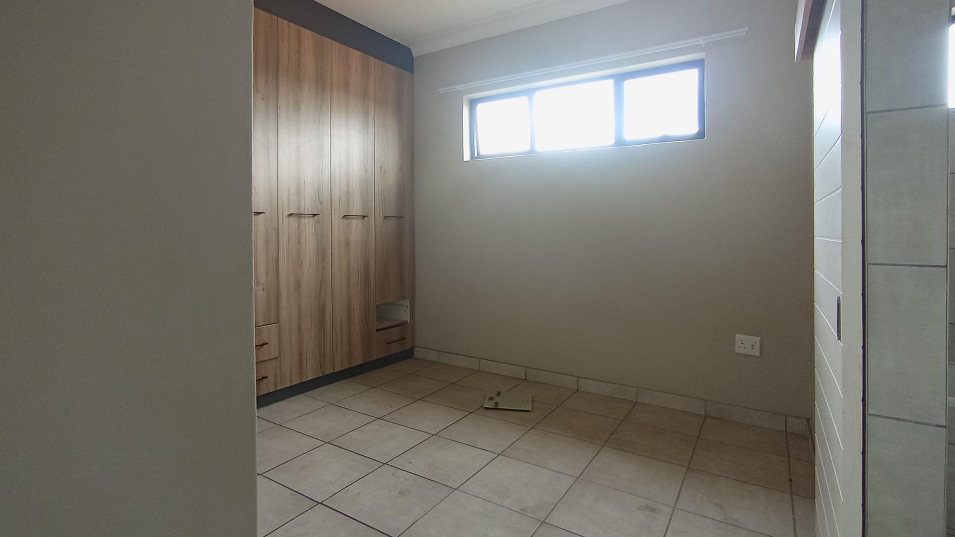 Bed Room 1 - 12 square meters of property in Montana