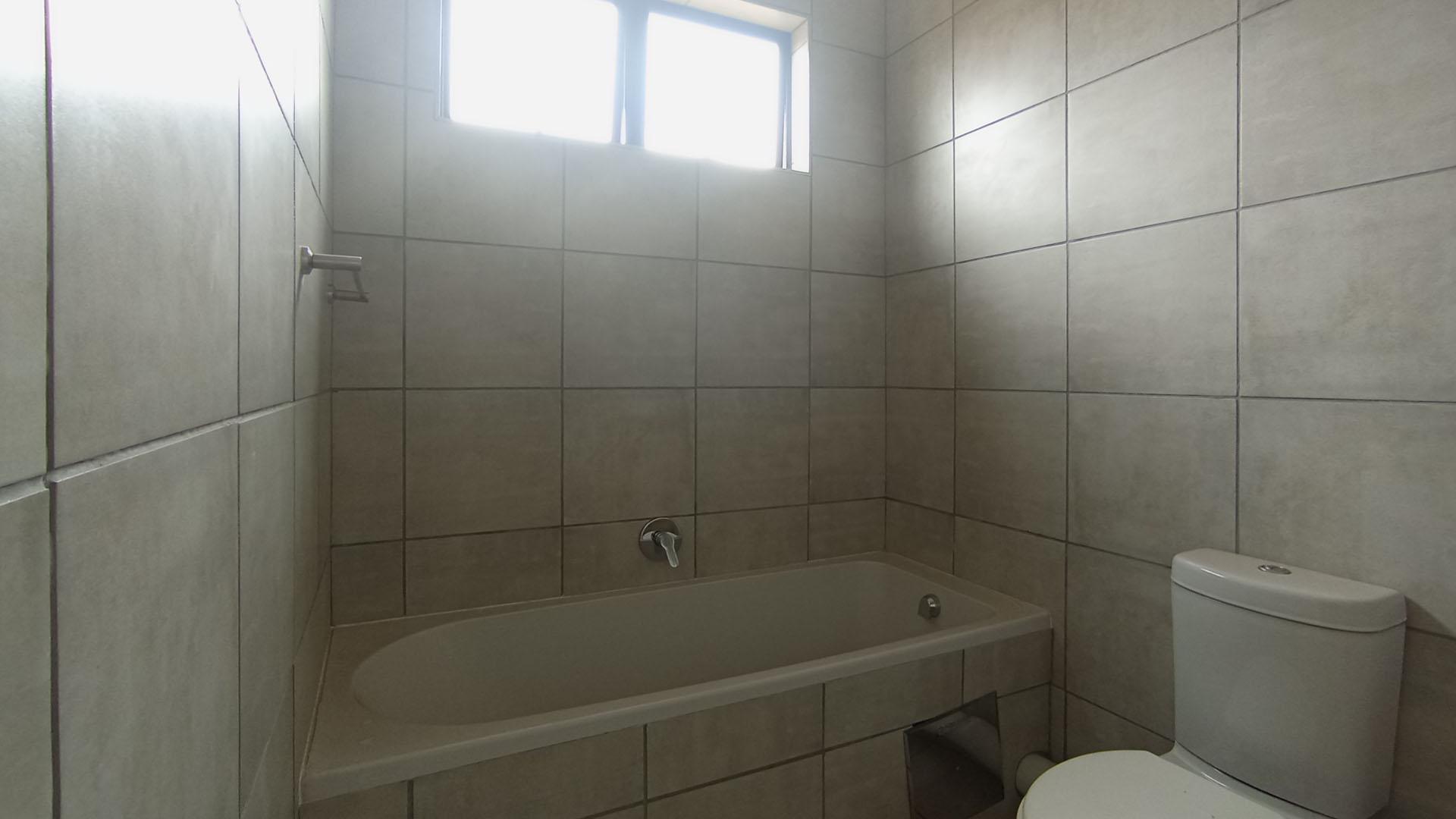 Bathroom 2 - 5 square meters of property in Montana