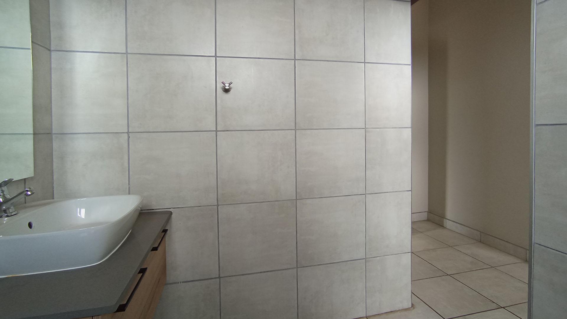 Bathroom 2 - 5 square meters of property in Montana