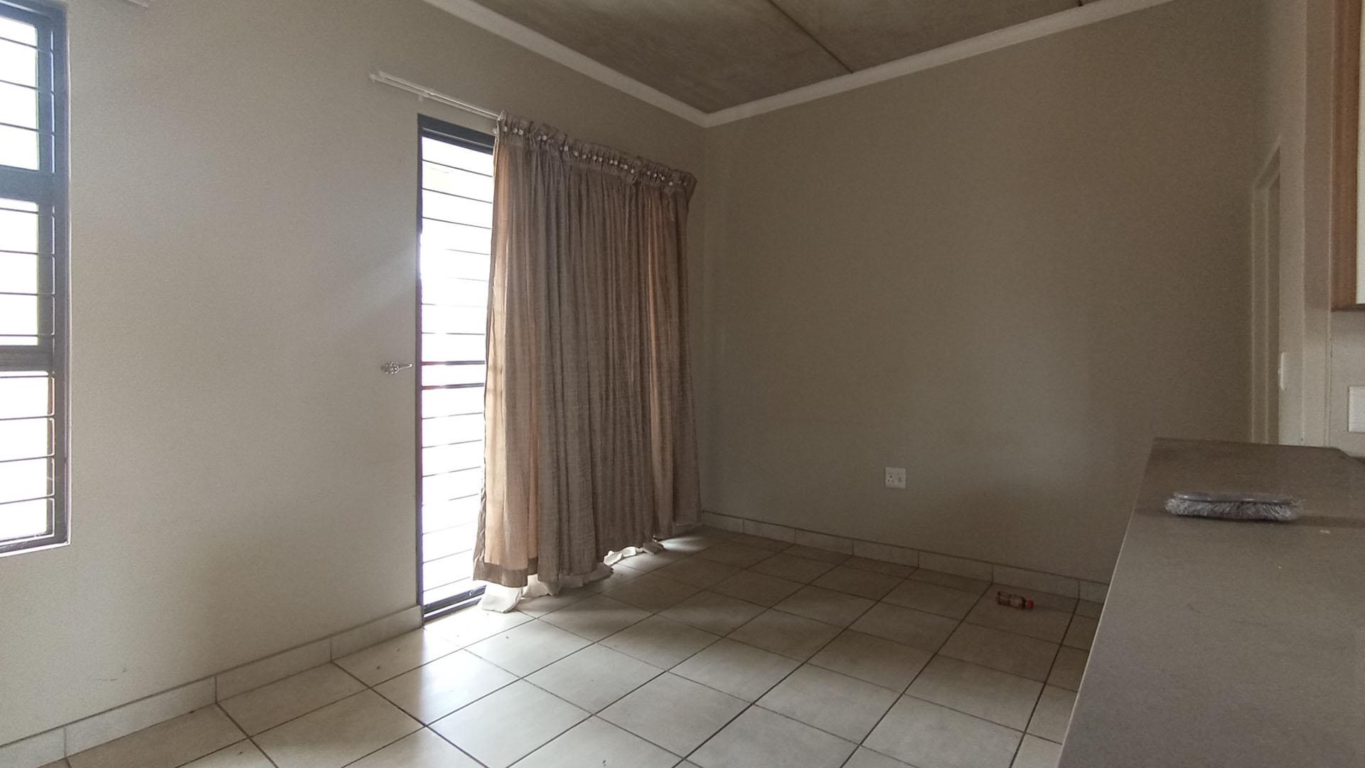 Lounges - 14 square meters of property in Montana