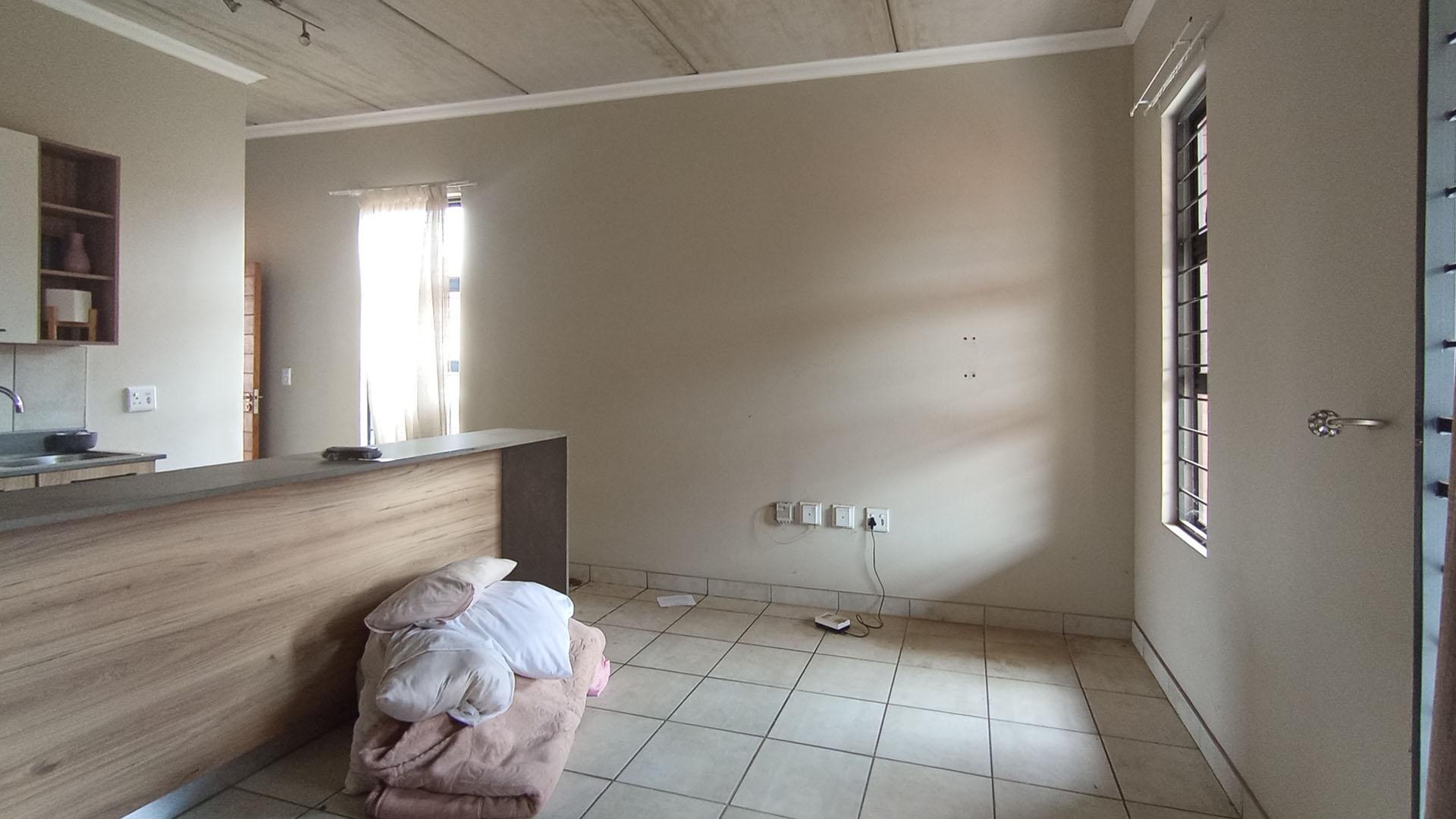 Lounges - 14 square meters of property in Montana