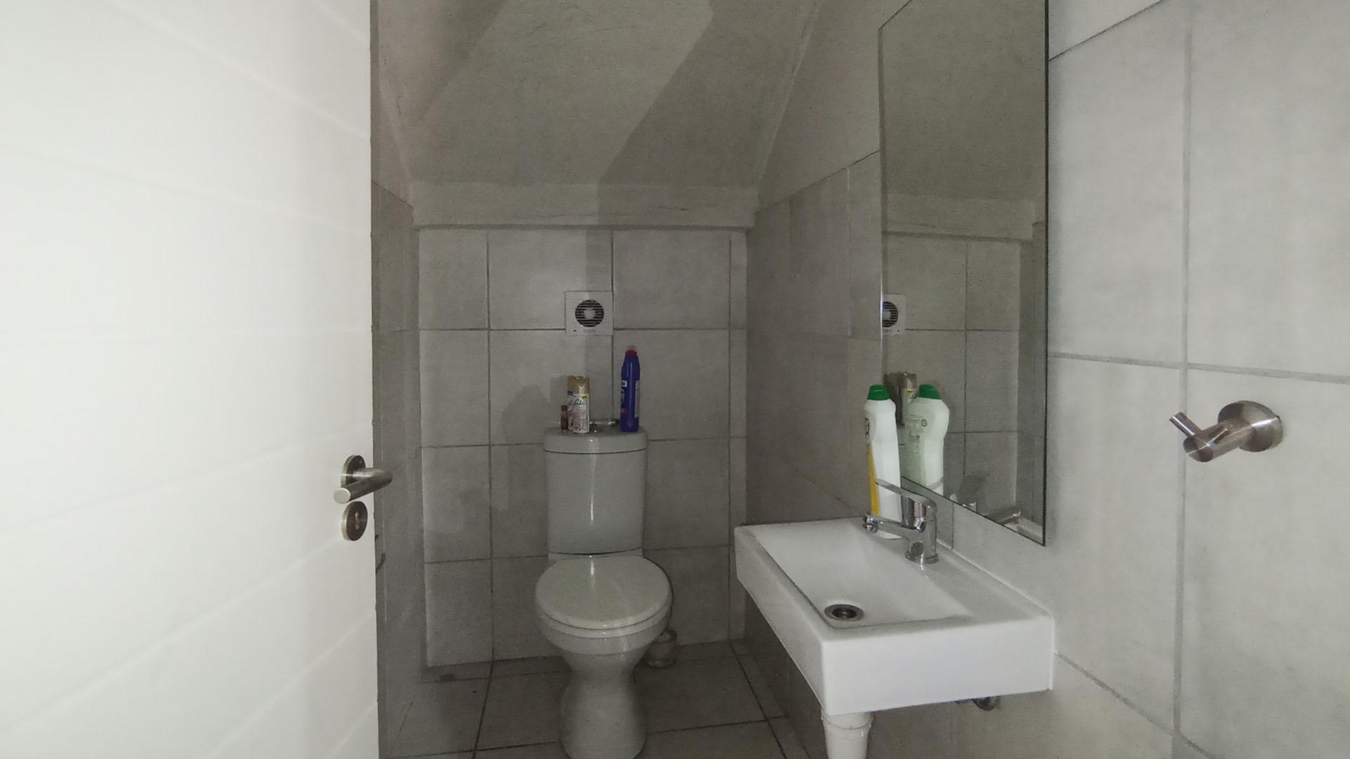 Bathroom 1 - 2 square meters of property in Montana