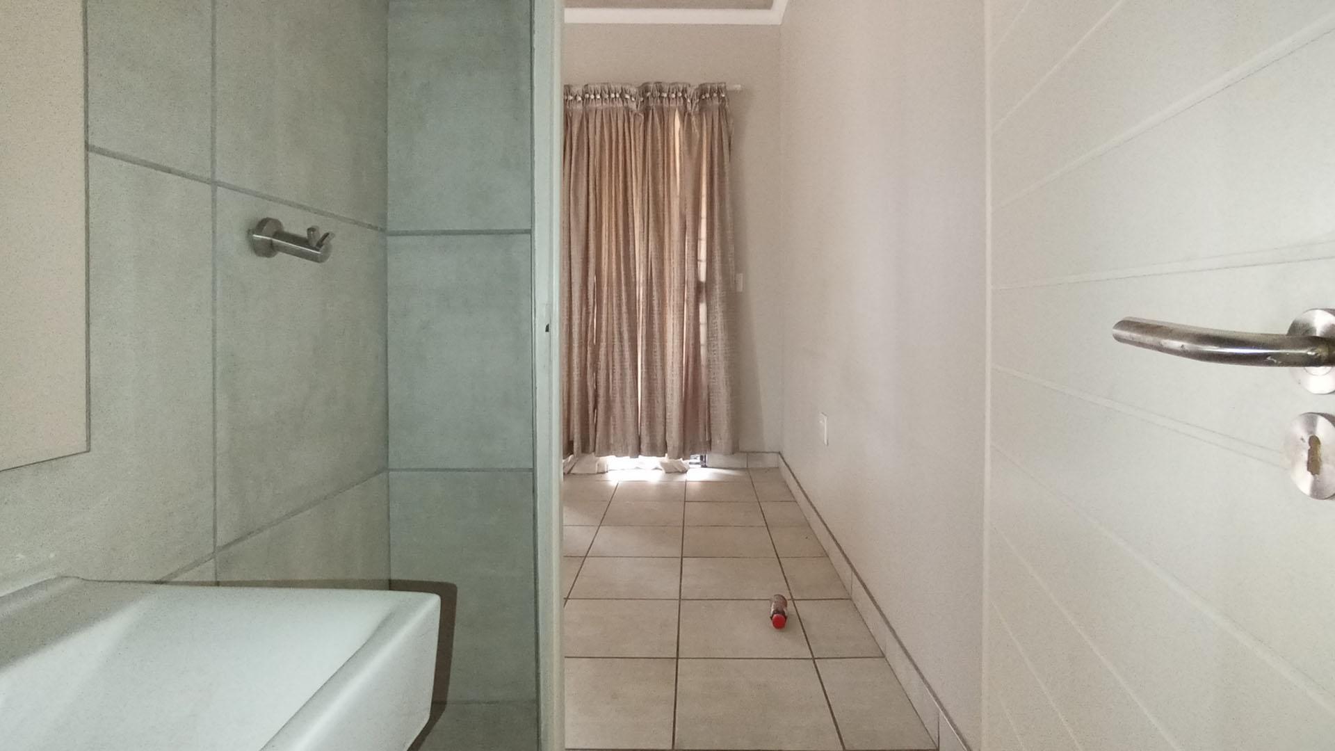 Bathroom 1 - 2 square meters of property in Montana