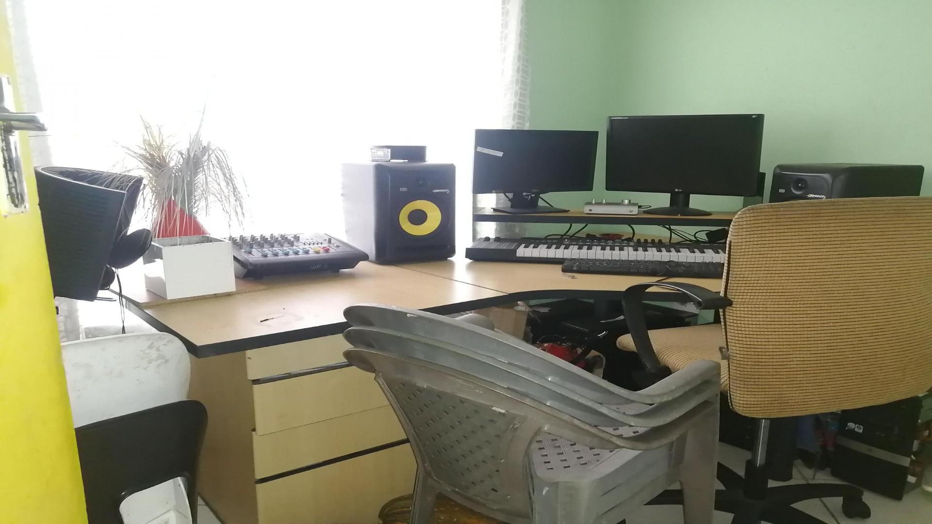 Bed Room 1 of property in Klipfontein View