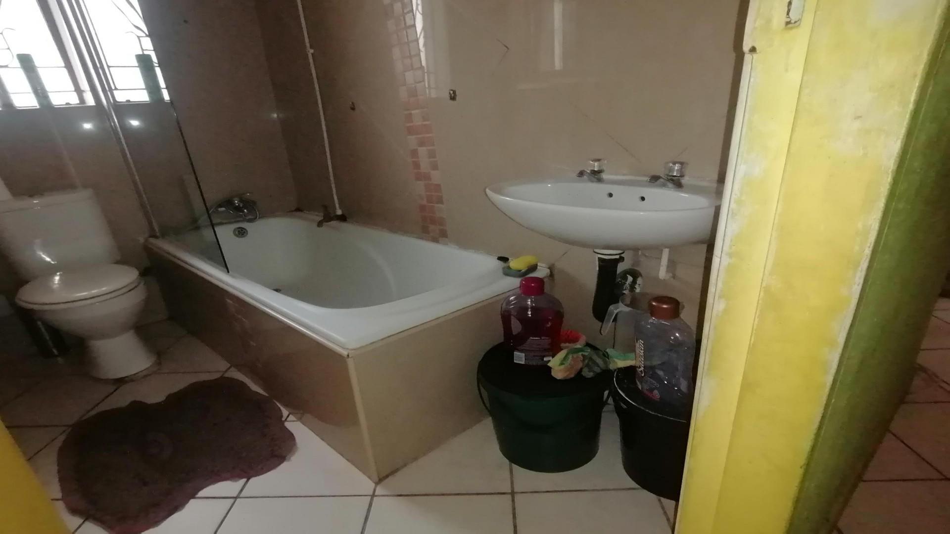 Bathroom 1 of property in Klipfontein View