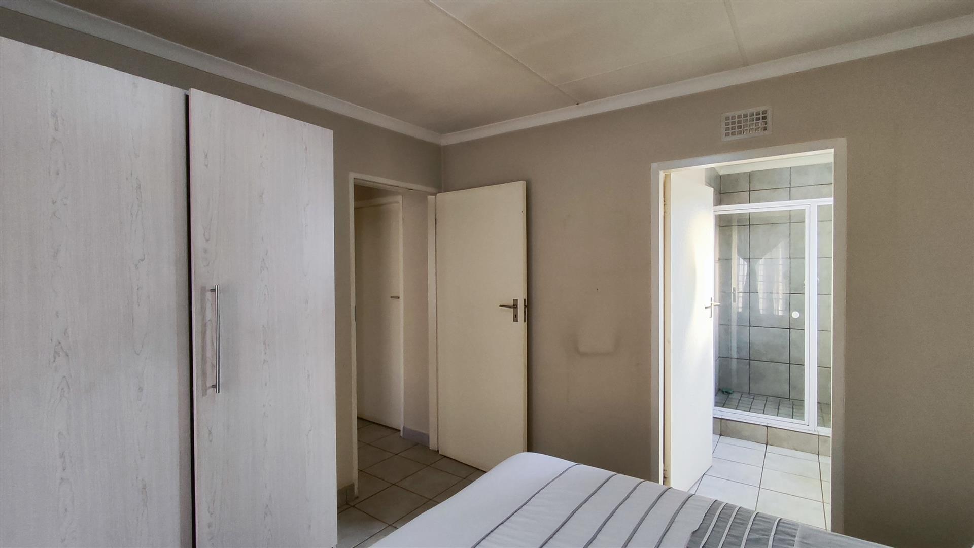 Main Bedroom - 13 square meters of property in Palm Ridge