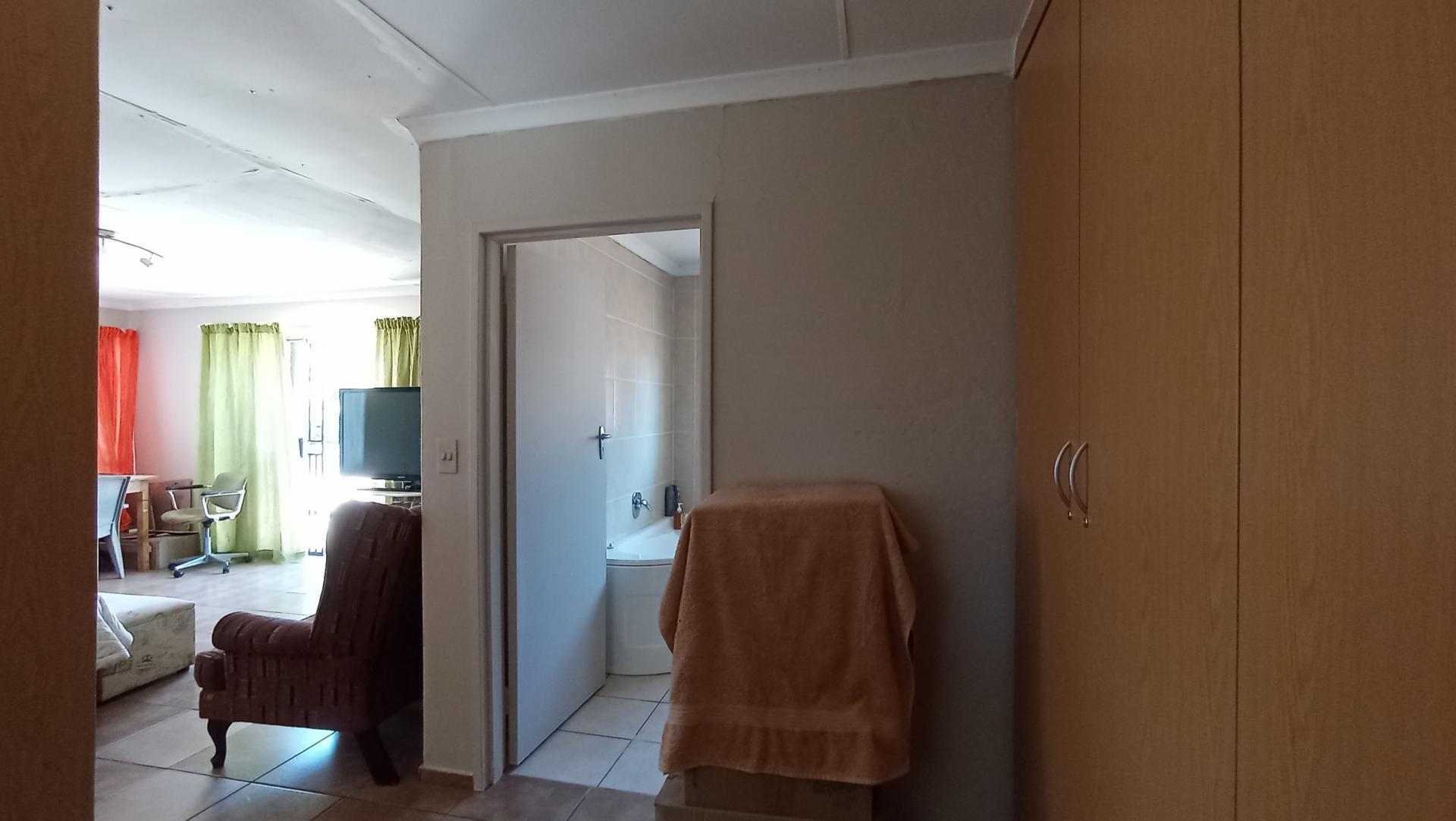 Bed Room 4 - 33 square meters of property in Wilropark