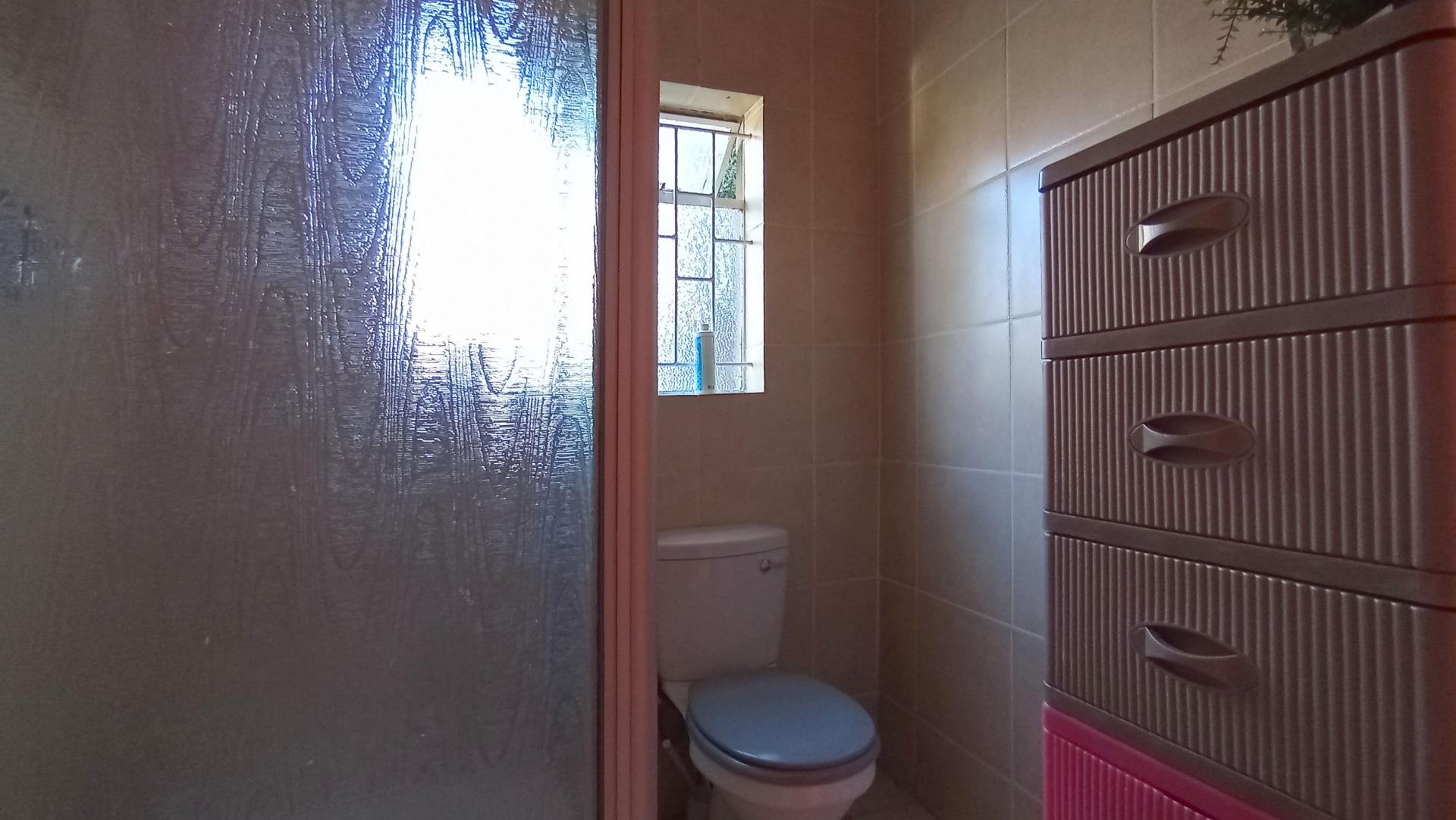 Main Bathroom - 7 square meters of property in Wilropark