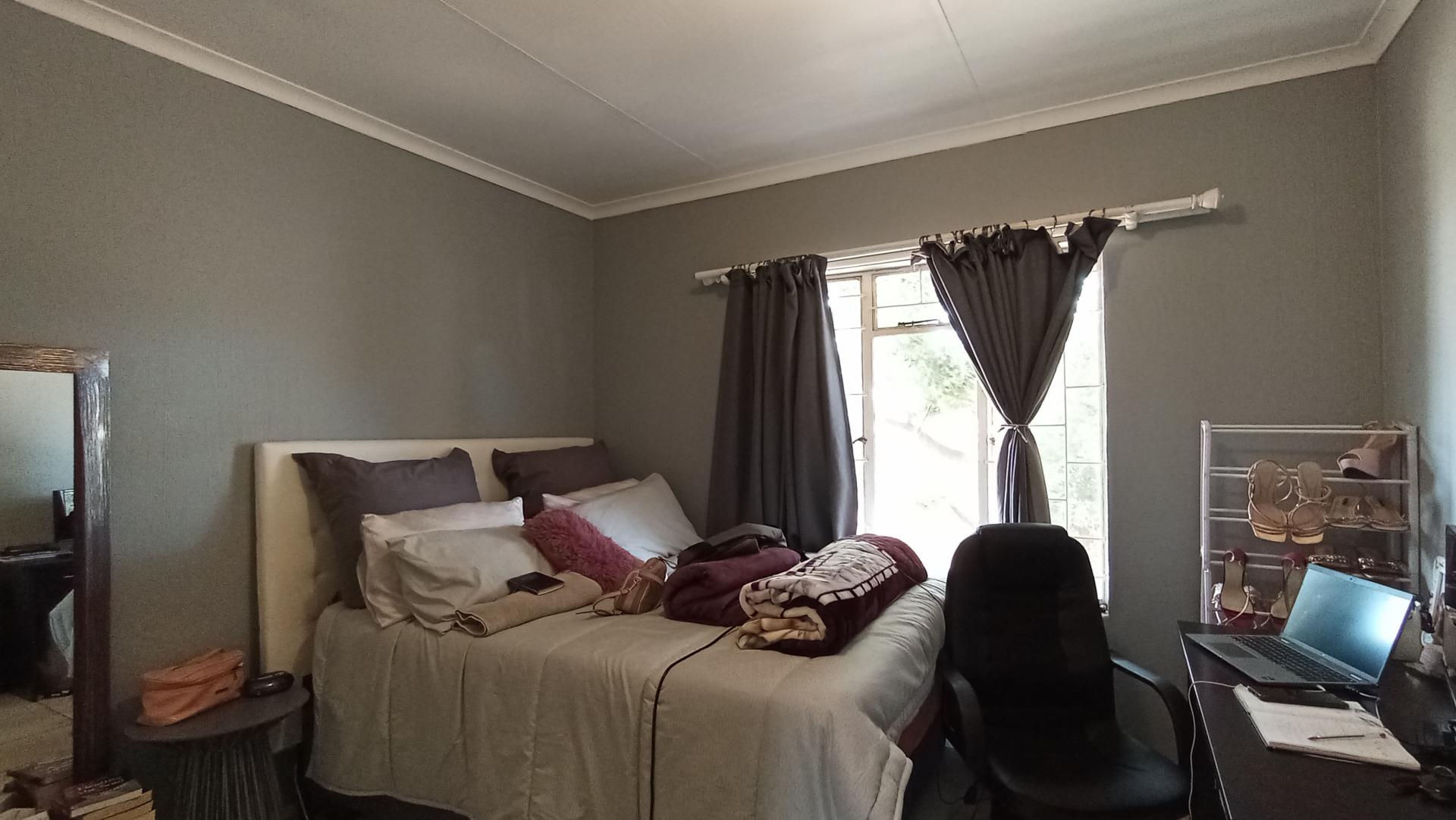 Bed Room 2 - 14 square meters of property in Highveld