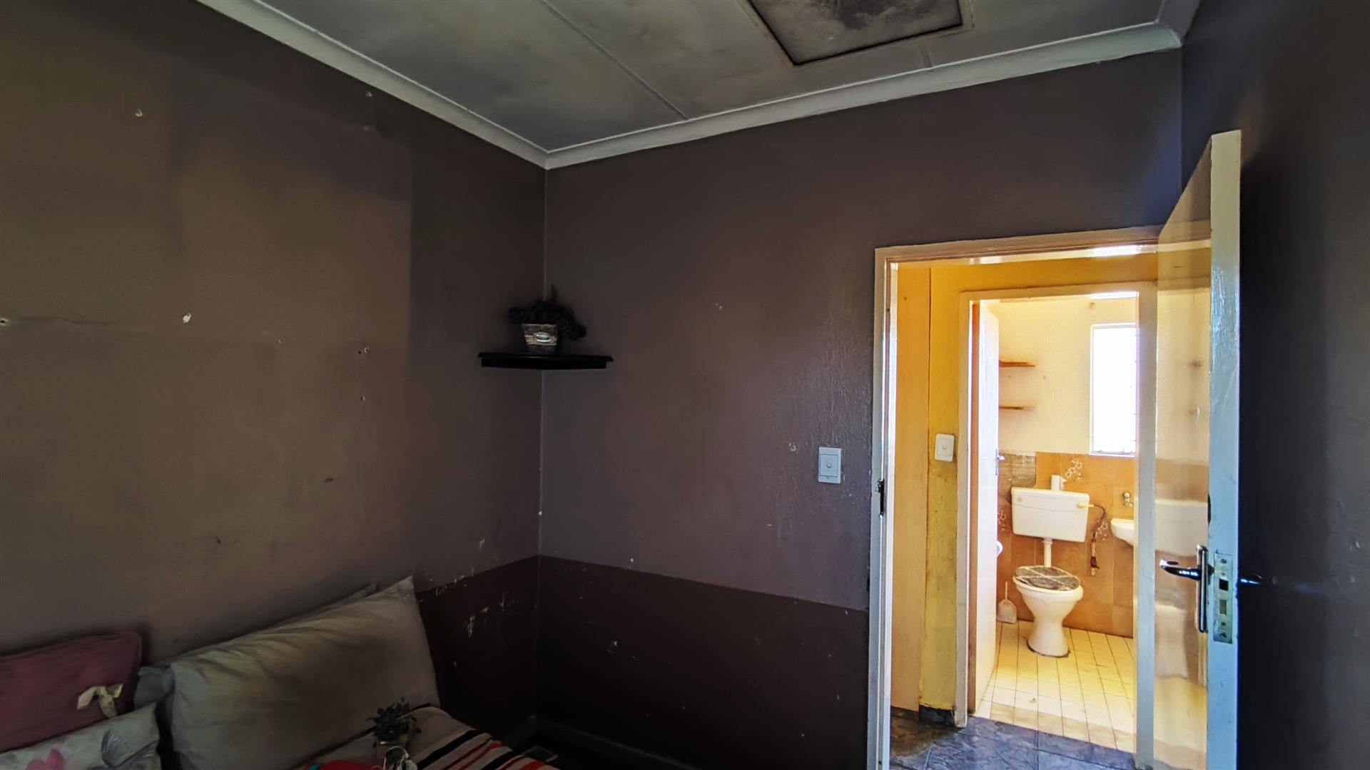 Bed Room 2 - 16 square meters of property in Sherwood Gardens