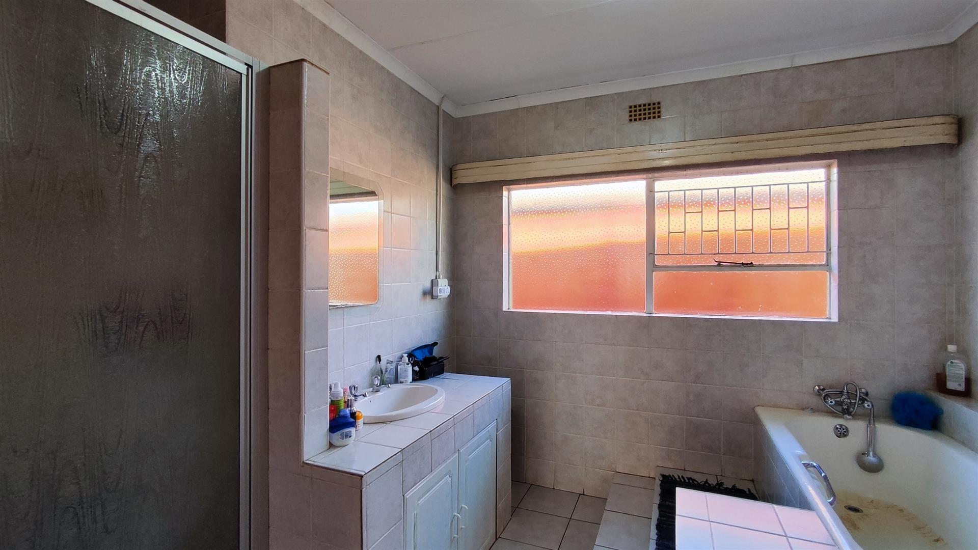 Main Bathroom - 13 square meters of property in Norkem park