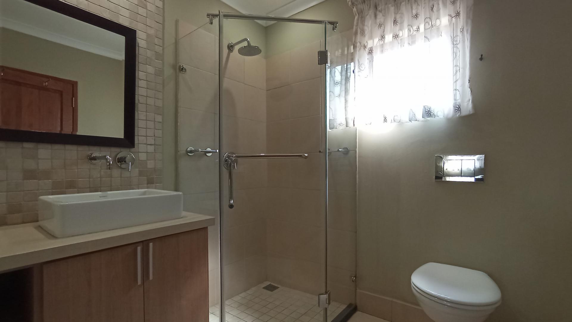 Main Bathroom - 7 square meters of property in Menlo Park