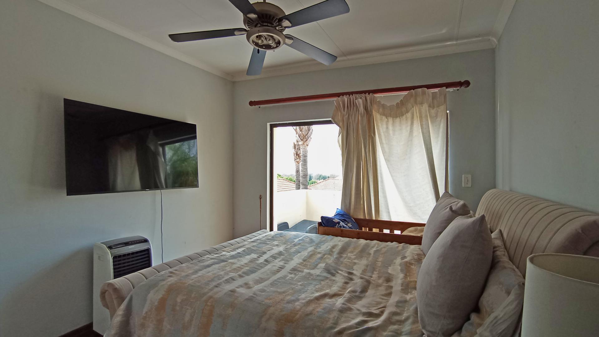 Main Bedroom - 20 square meters of property in Amberfield