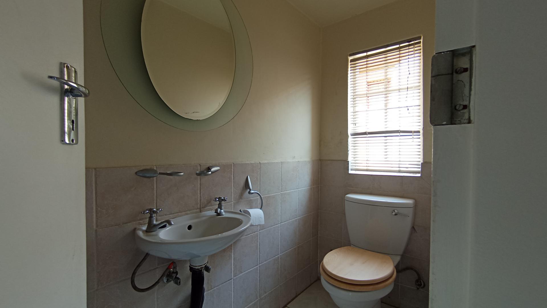 Guest Toilet - 4 square meters of property in Amberfield