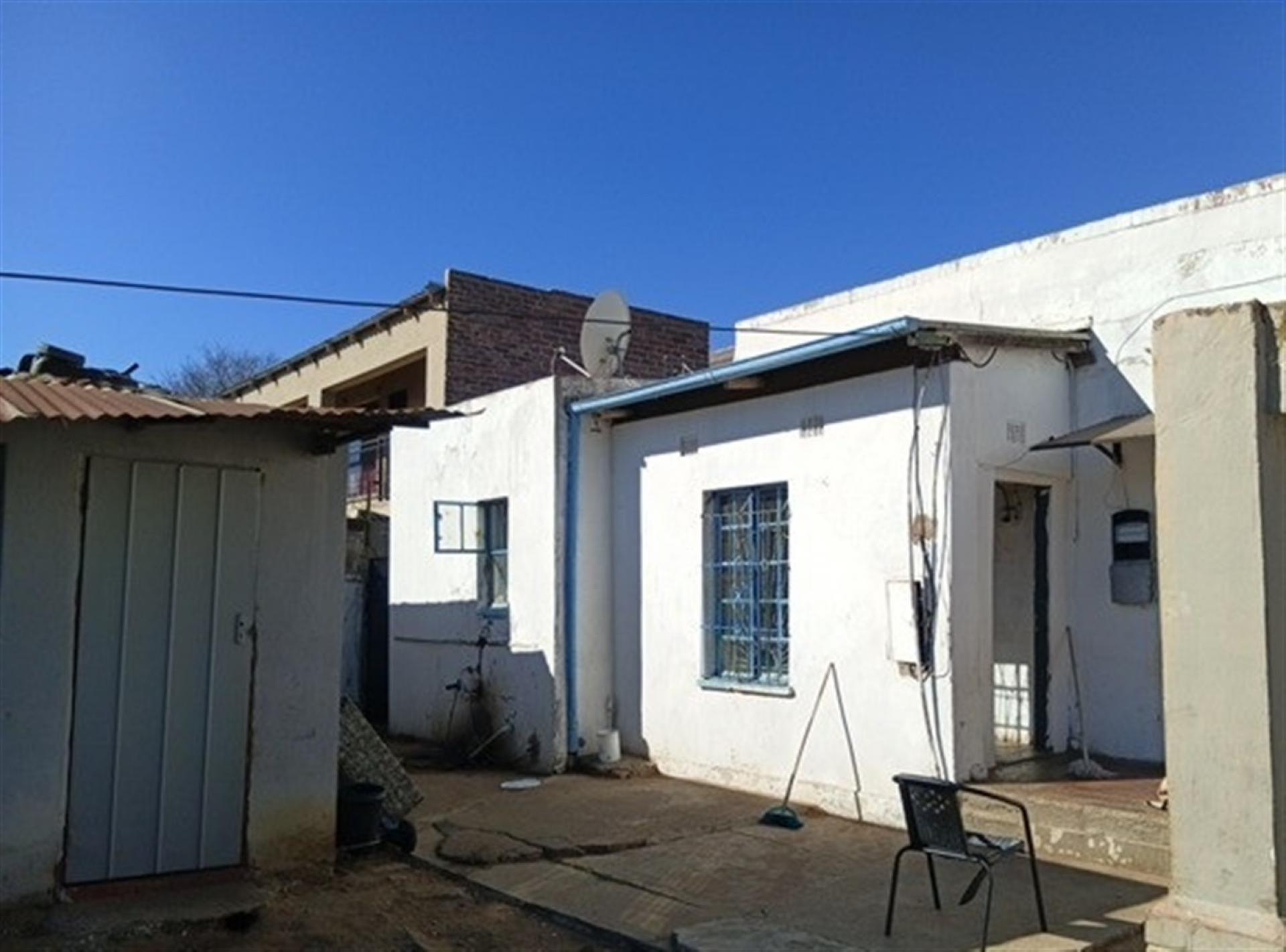 Front View of property in La Rochelle - JHB