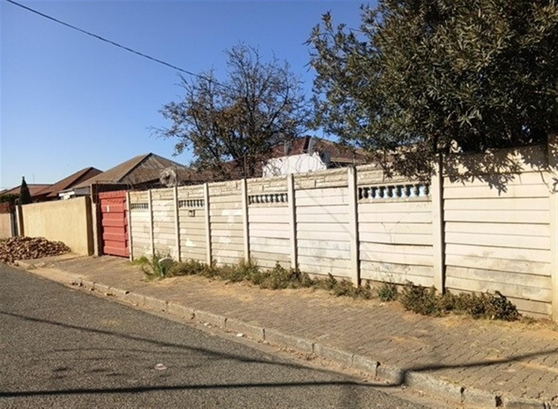 Front View of property in La Rochelle - JHB