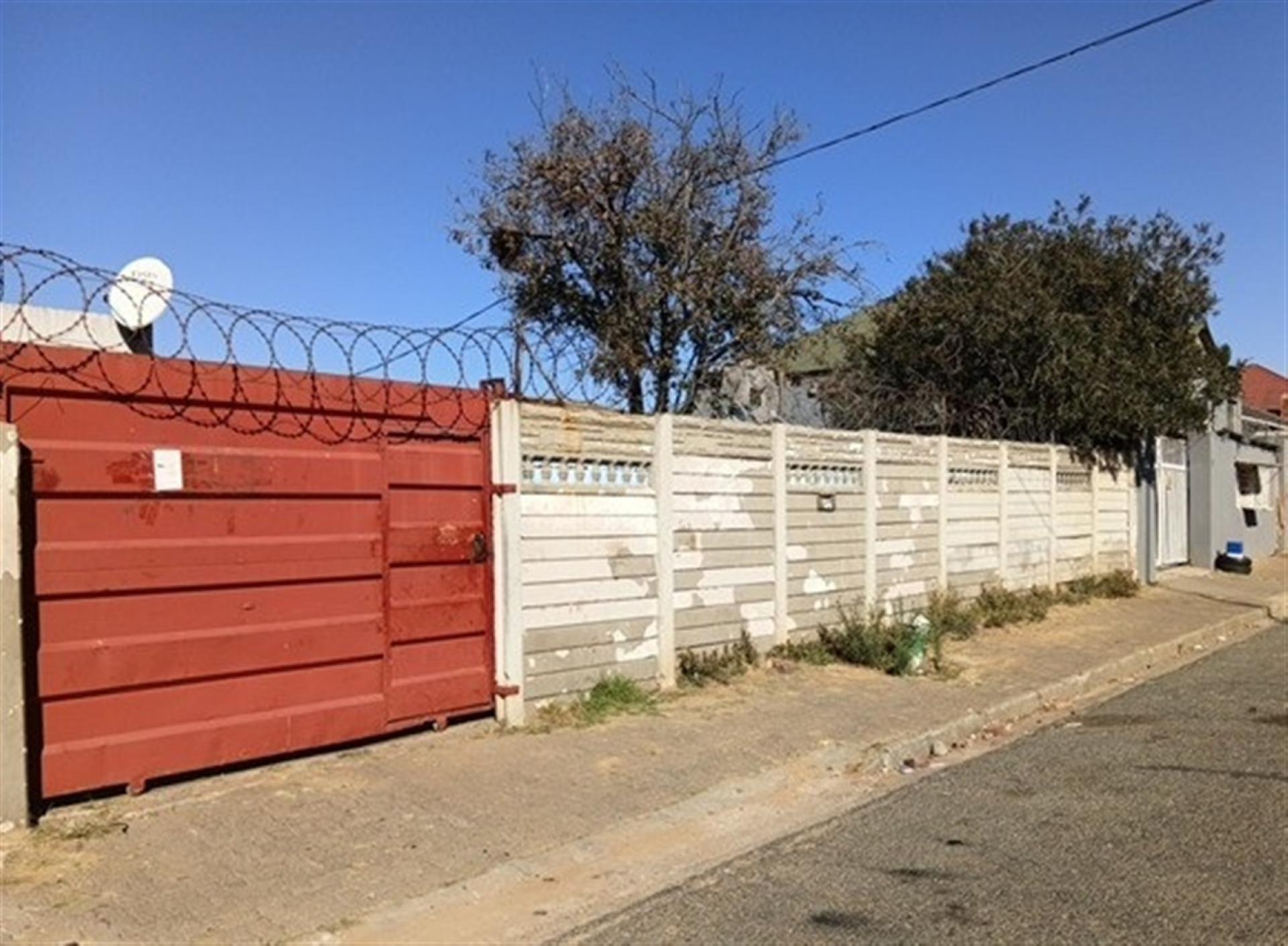 Front View of property in La Rochelle - JHB
