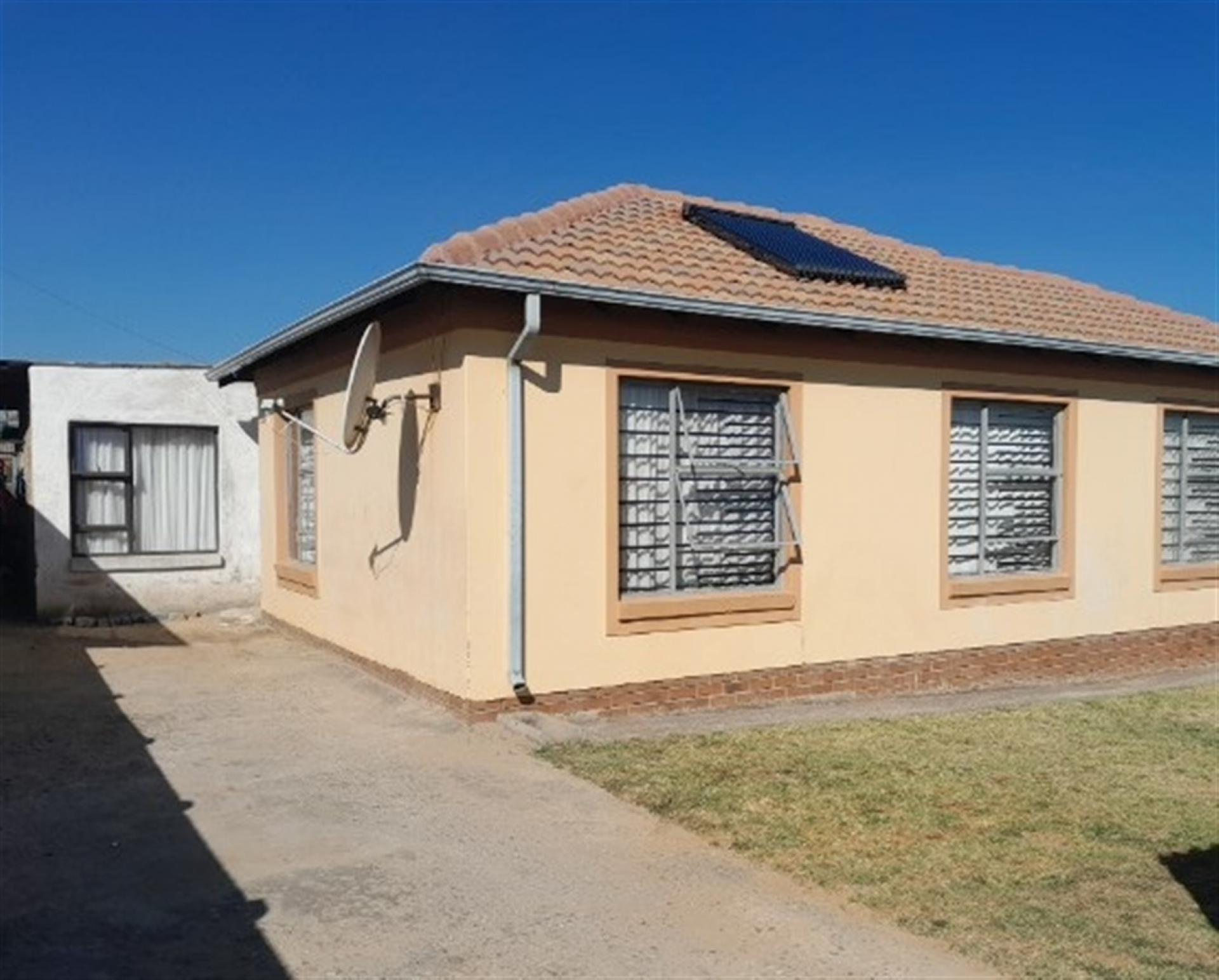 Front View of property in Witpoortjie