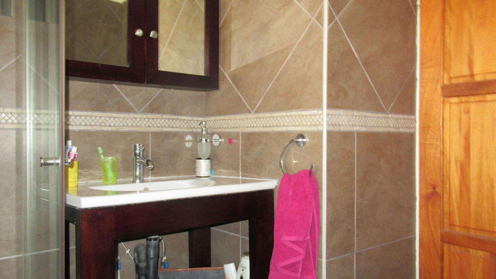 Bathroom 1 - 7 square meters of property in Helderkruin