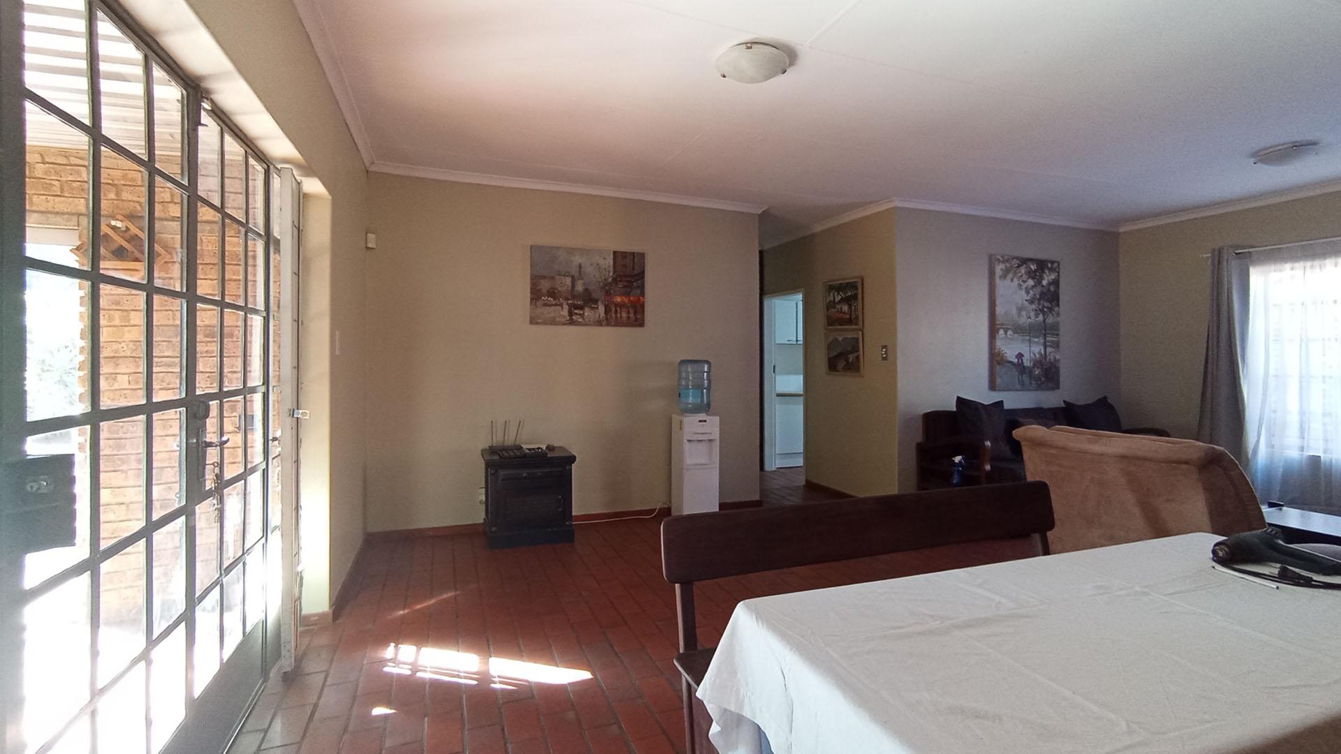 Lounges - 34 square meters of property in Wierdapark