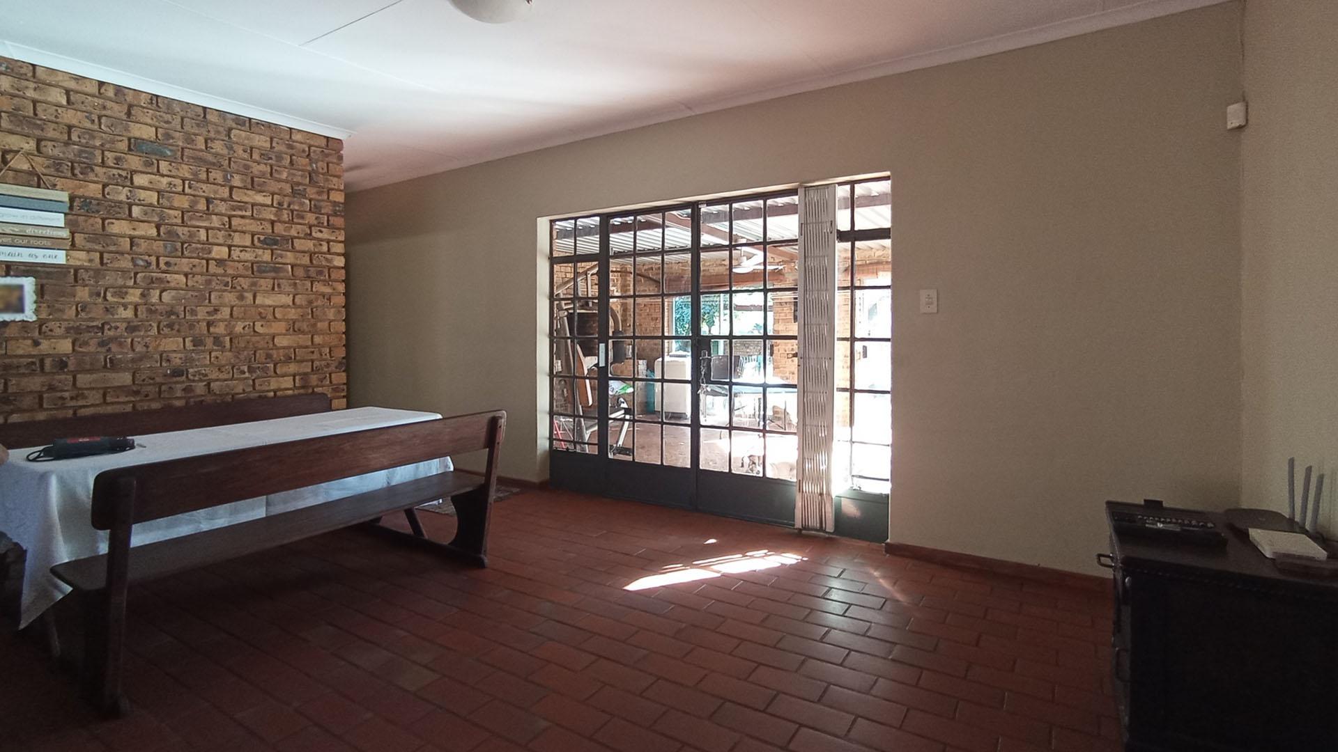 Lounges - 34 square meters of property in Wierdapark