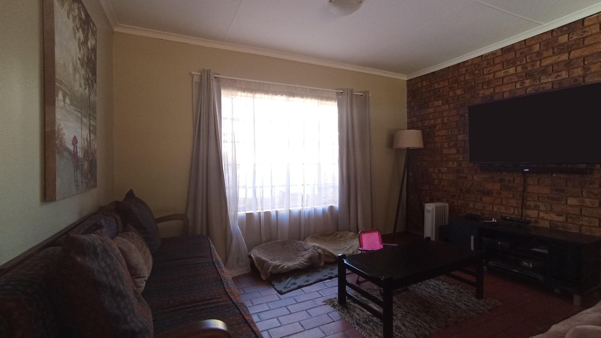 Lounges - 34 square meters of property in Wierdapark