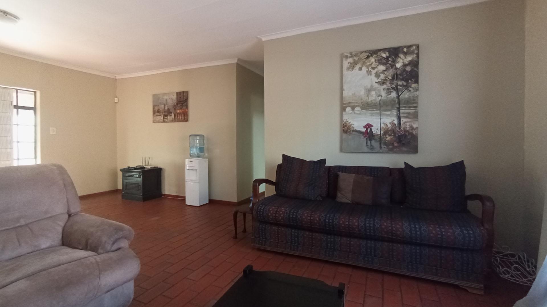 Lounges - 34 square meters of property in Wierdapark