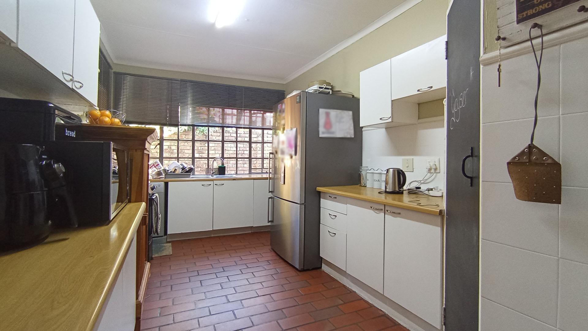 Kitchen - 13 square meters of property in Wierdapark