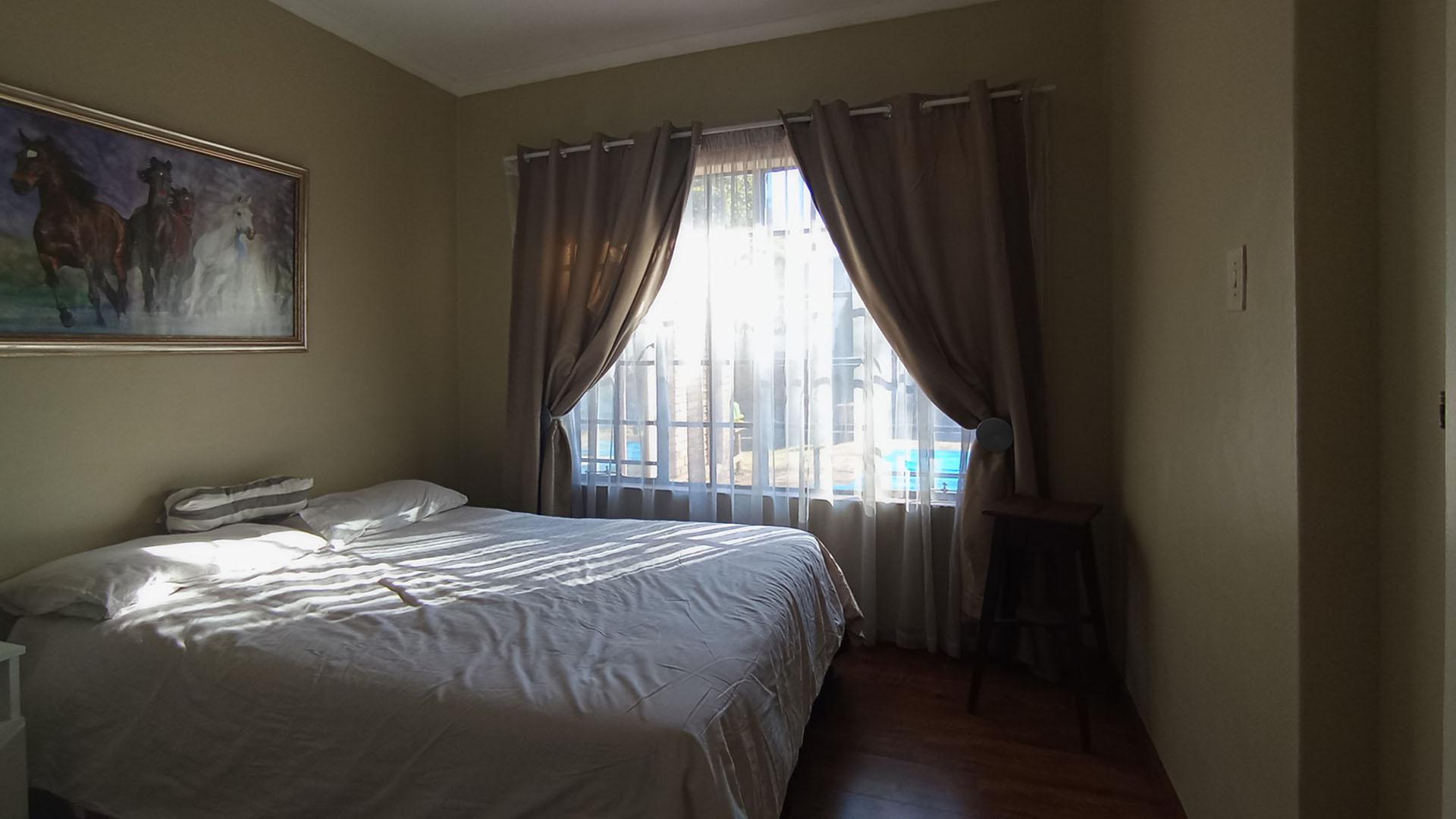 Bed Room 1 - 10 square meters of property in Wierdapark