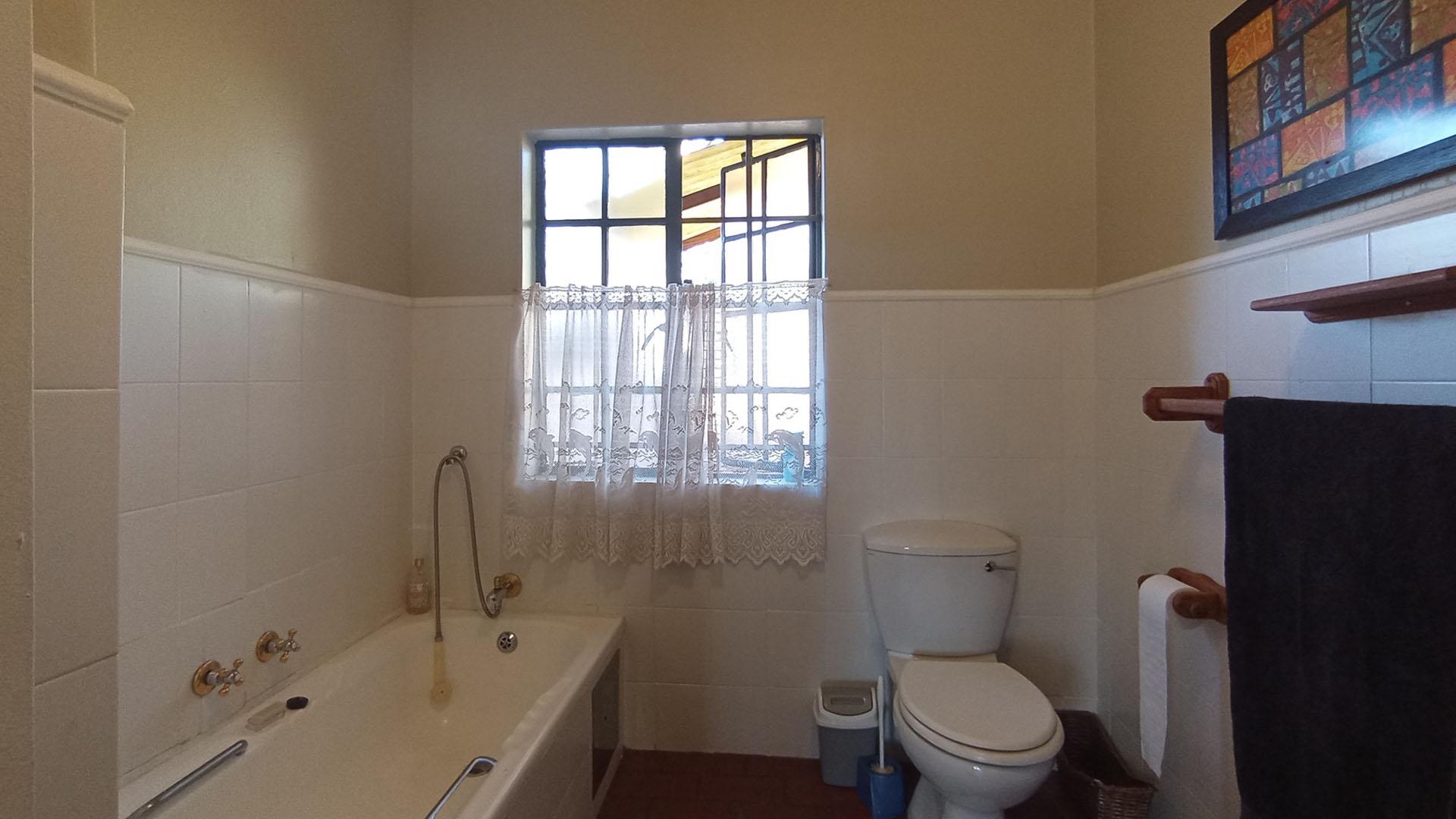 Bathroom 1 - 5 square meters of property in Wierdapark