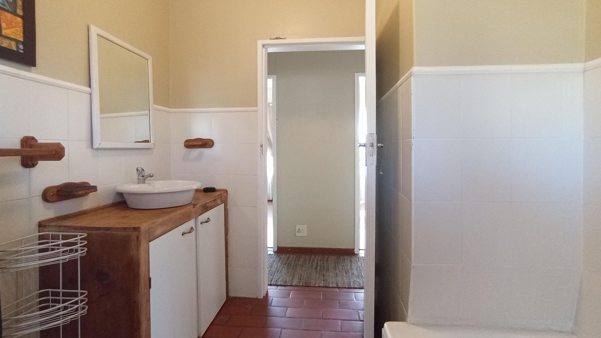 Bathroom 1 - 5 square meters of property in Wierdapark